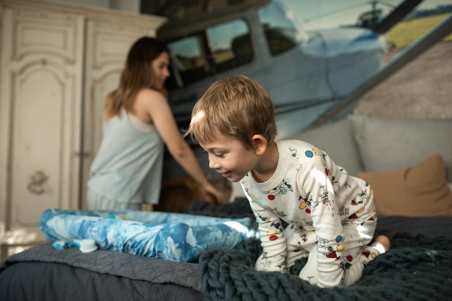 A boy in pajamas on the bed | Source: Pexels