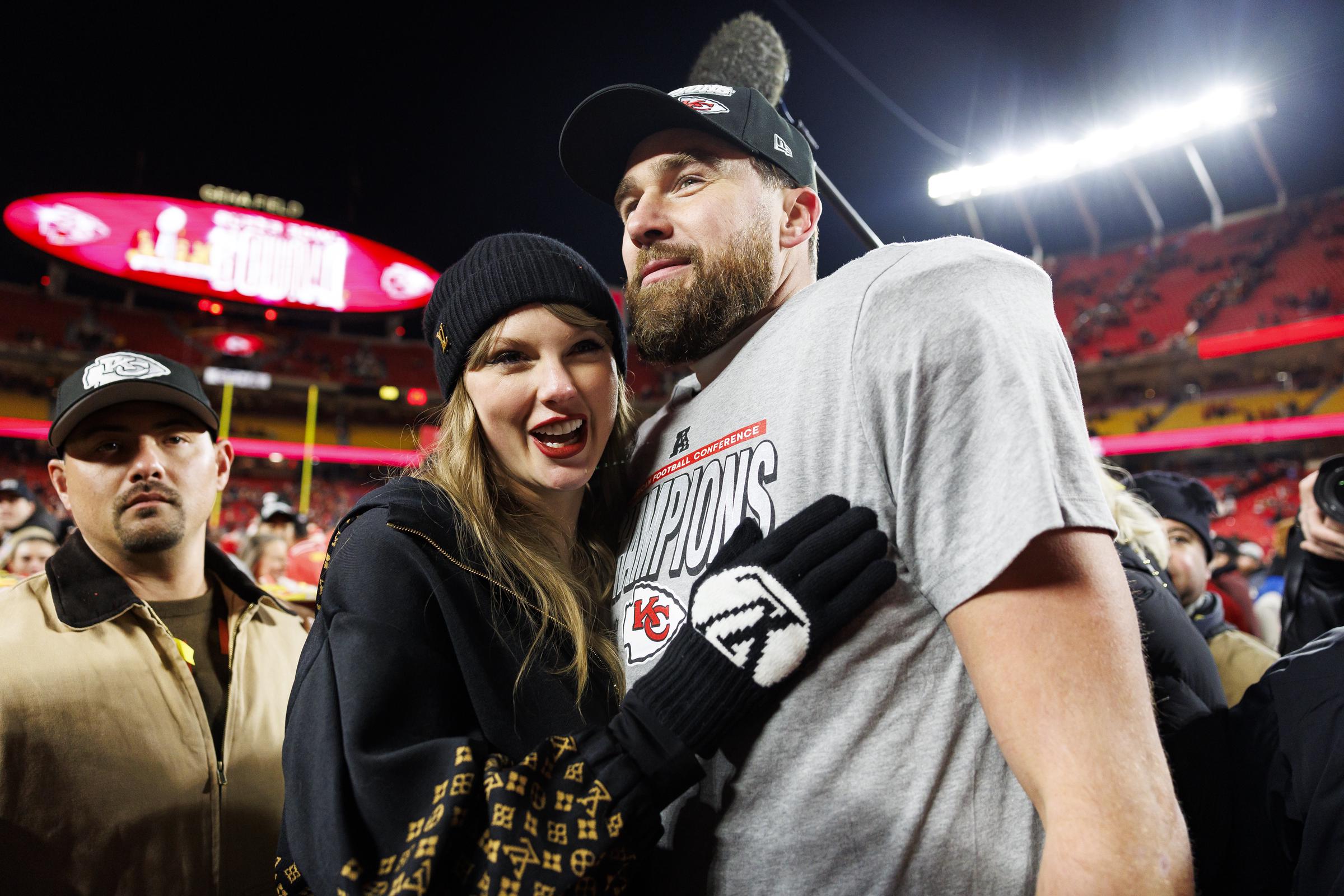 Taylor Swift célèbre la victoire de l'équipe de Travis Kelce au championnat de l'AFC | Source : Getty Images