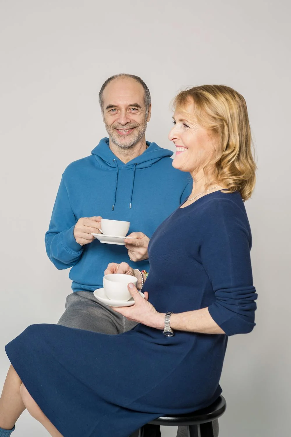 Un homme et sa femme en train de boire du thé | Source : Pexels
