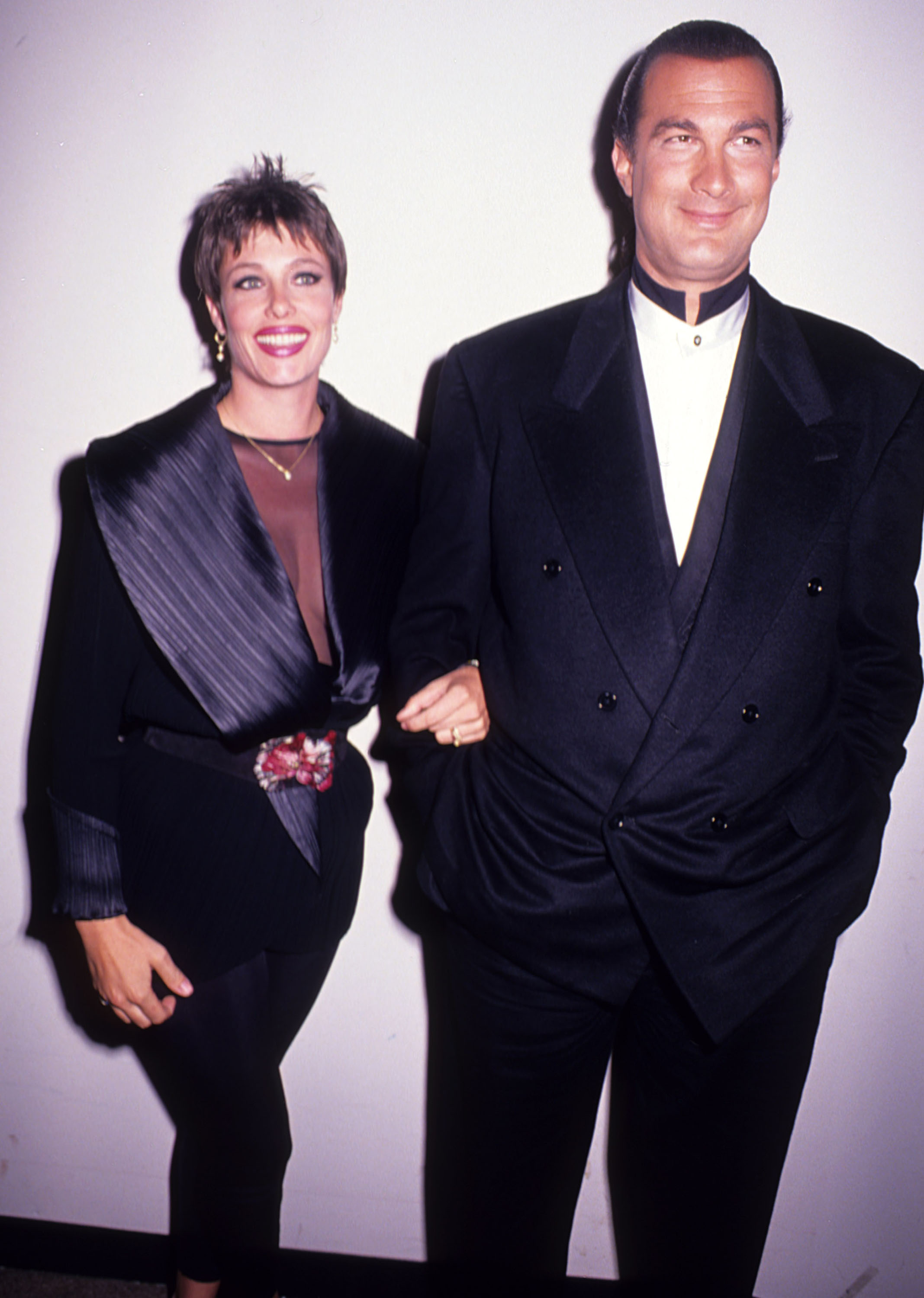Kelly LeBrock et Steven Seagal à la première du film "Out for Justice", 1991 | Sources : Getty Images
