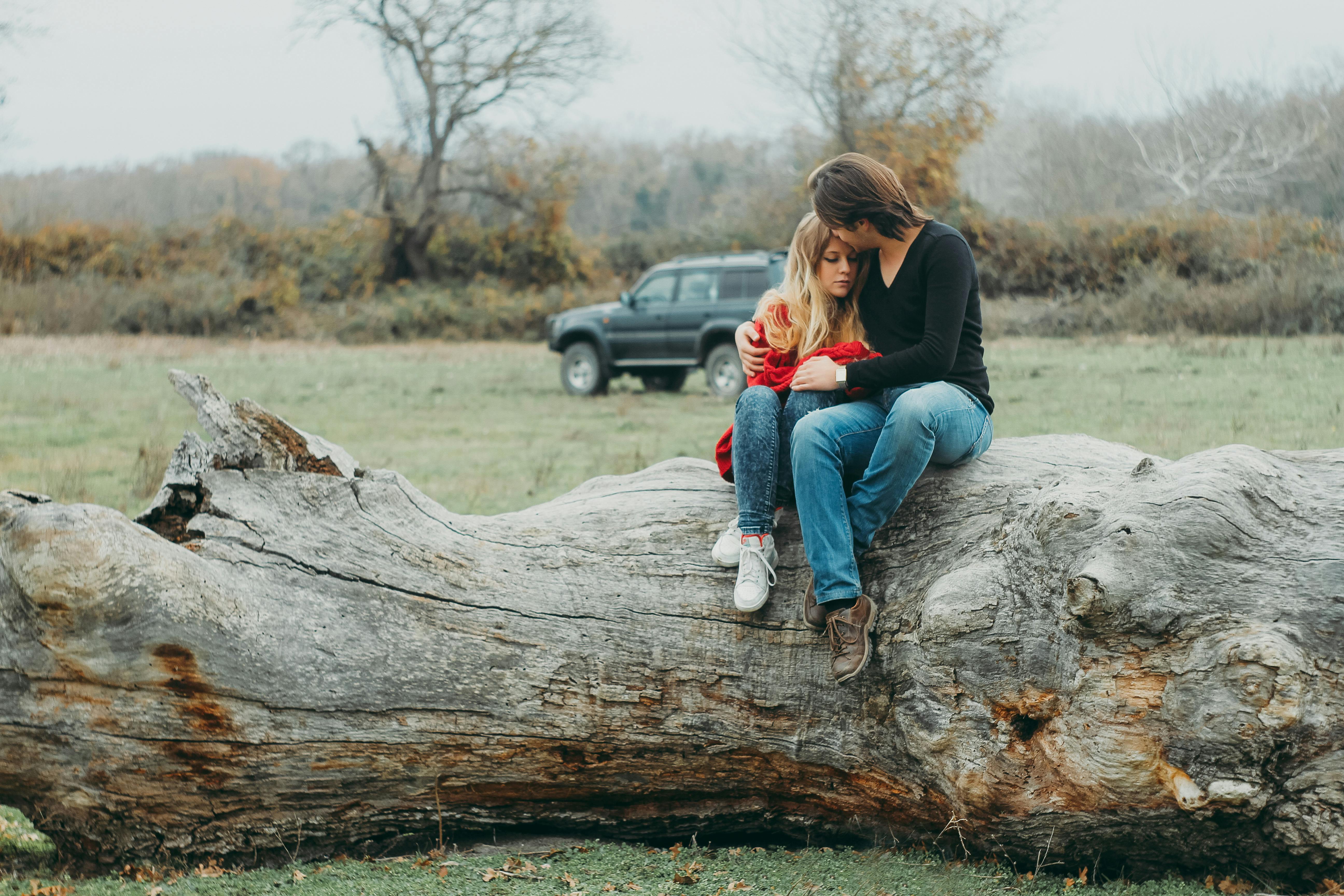 Un homme consolant une femme | Source : Pexels