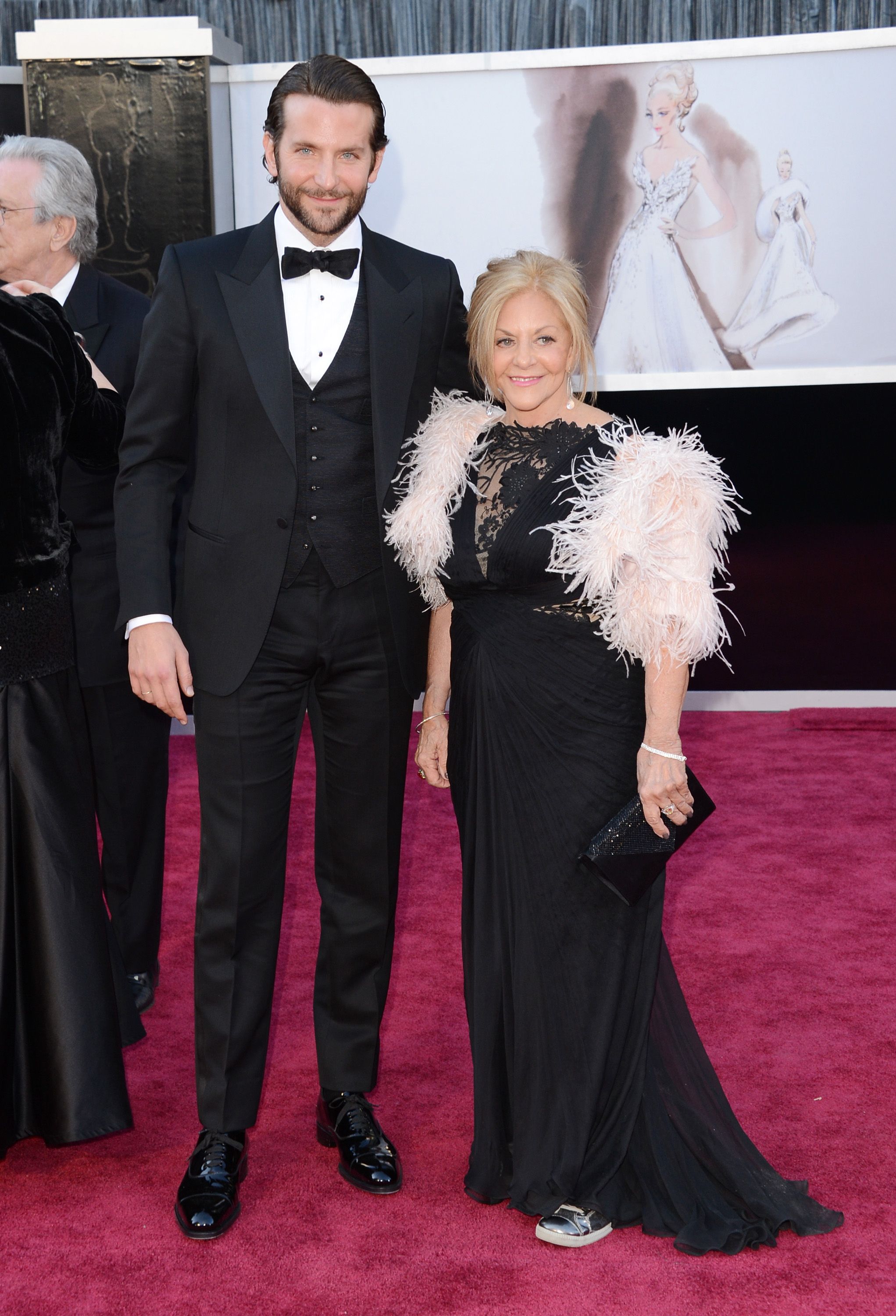 Bradley Cooper et sa mère Gloria Cooper aux Oscars au Hollywood | Source : Getty Images