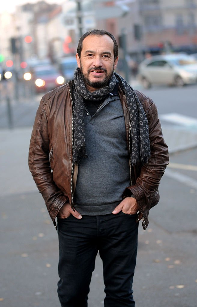 L'acteur français Mehdi El Glaoui pose le 4 décembre 2013 dans les rues de Lille, dans le nord de la France, avant une présentation à la presse du film français "Belle et Sébastien", remake de la série télévisée "Belle et Sébastien" dont il était la vedette il y a 50 ans. | Photo : Getty Images