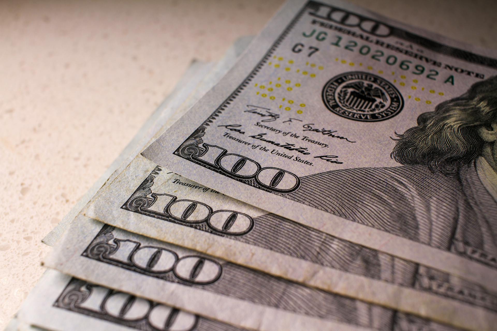 Gros plan sur des billets de 100 dollars | Source : Pexels