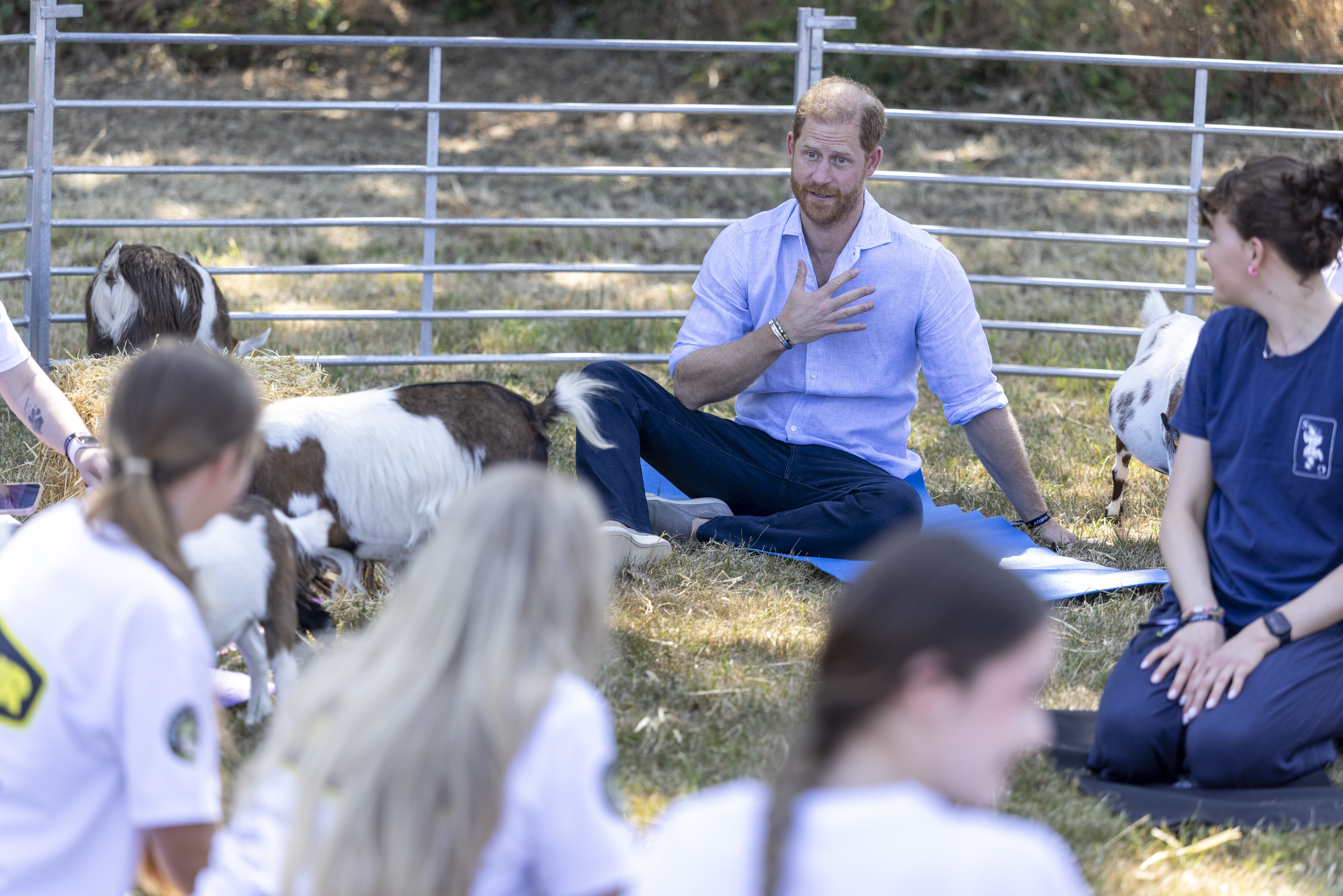 Le prince Harry s'est rendu seul à plusieurs événements cette semaine. Comme on peut le voir sur cette photo, il a participé à une séance de yoga avec des chèvres lors du Scotty's Summer Festival, au château de Maxstoke, le 11 juillet 2026, à Birmingham, en Angleterre. | Source : Getty Images