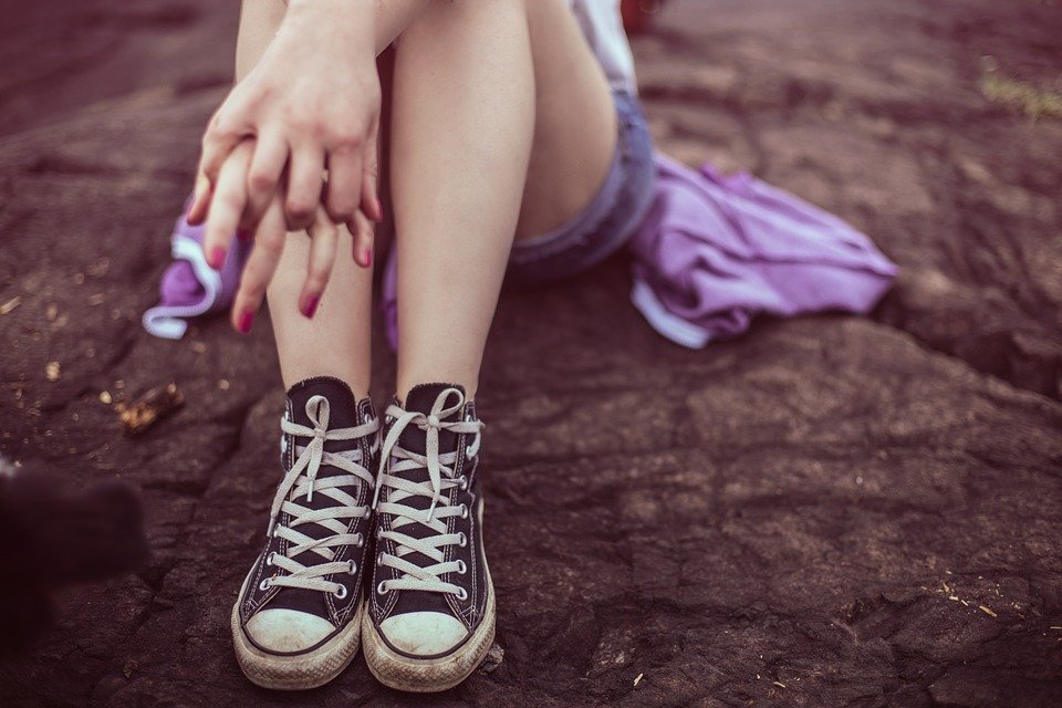 Jambes avec chaussures Converse. | Photo : Pixabay