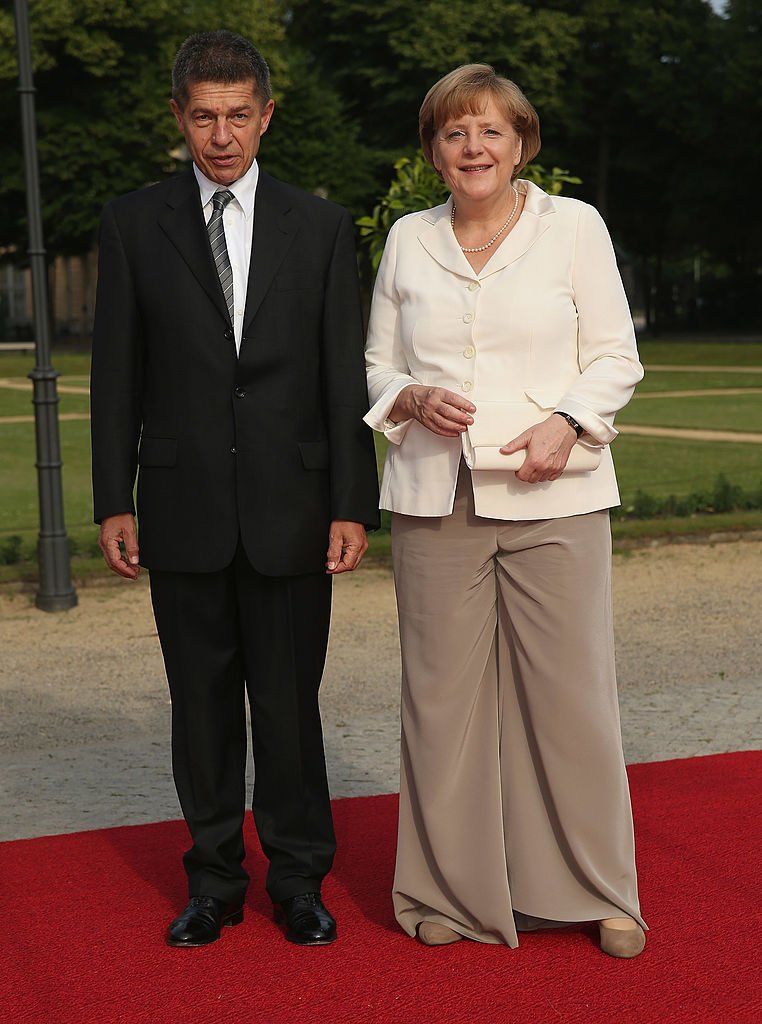 La chancelière allemande Angela Merkel et son mari Joachim Sauer assistent au dîner donné en l'honneur du président américain Barack Obama à l'Orangerie de Schloss Charlottenburg palace le 19 juin 2013 à Berlin, Allemagne. | Photo : Getty Images