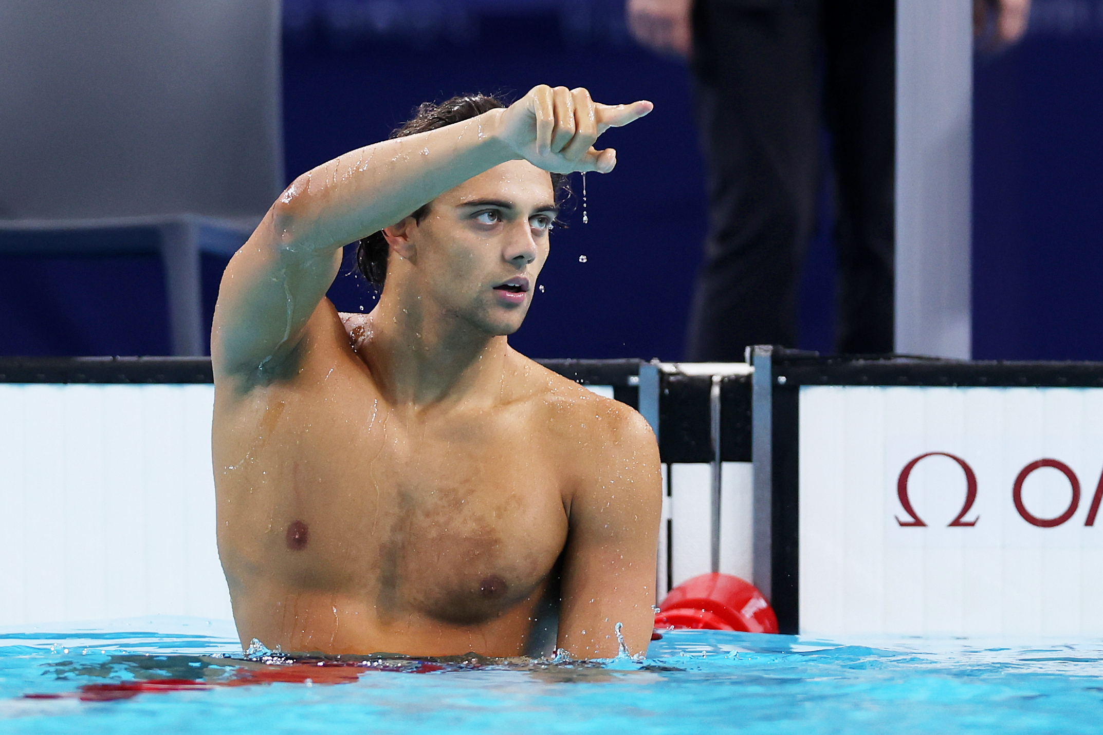 Thomas Ceccon après avoir remporté l'or lors de la finale du 100 m dos hommes pendant les Jeux olympiques de Paris à Nanterre, France, le 29 juillet 2024 | Source : Getty Images