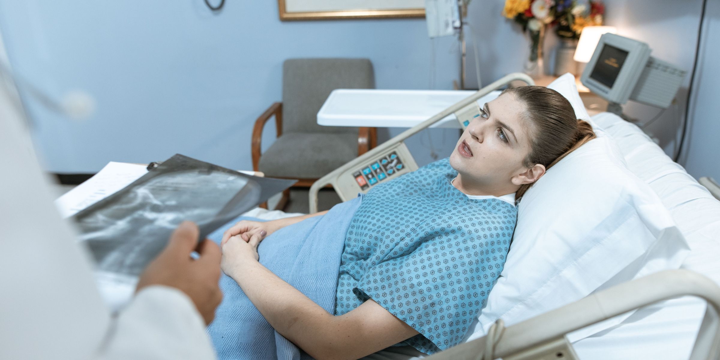 Une femme allongée sur un lit d'hôpital | Source : Pexels