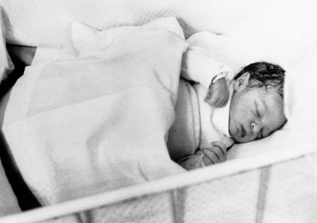 La première photo de l'enfant, dans son berceau le 15 août 1966 I Source : Getty Images