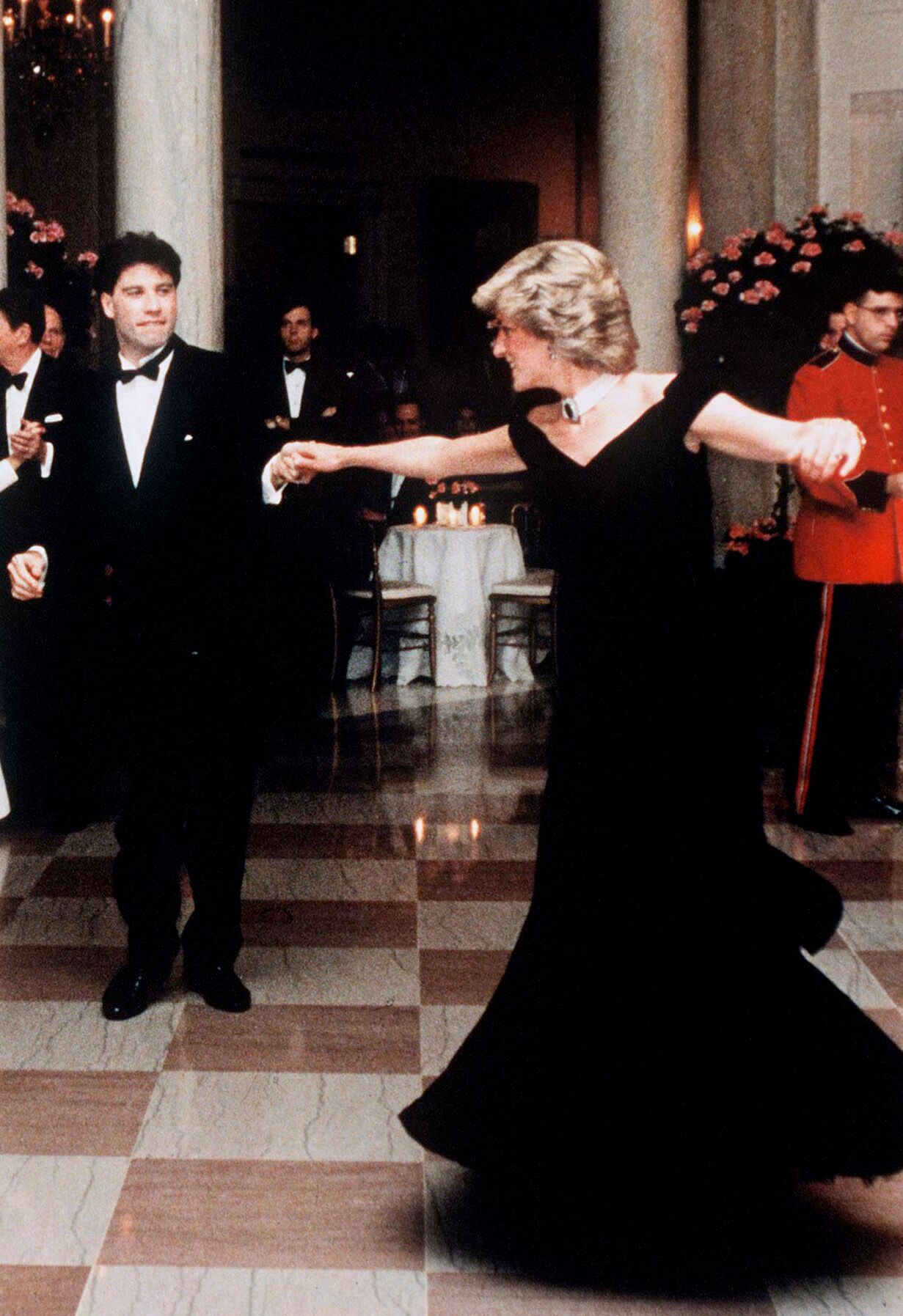 La princesse Diana danse avec John Travolta à la Maison Blanche | Photo : Getty Images