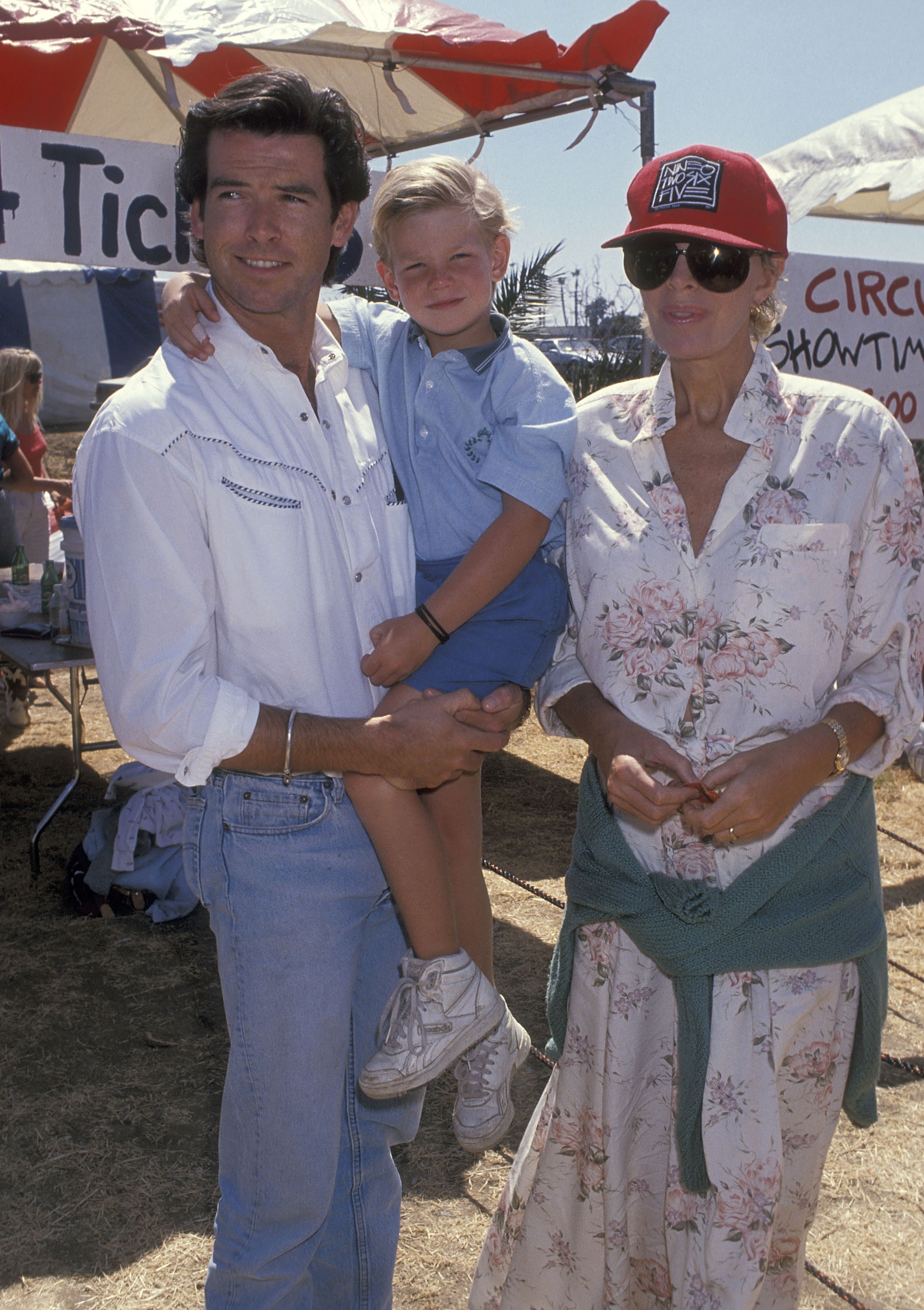 Pierce, Sean Brosnan et Cassandra Harris lors de la huitième édition du Malibu Kiwanis Chili Cook-off Carnival and Fair à Malibu, 1989 | Source : Getty Images