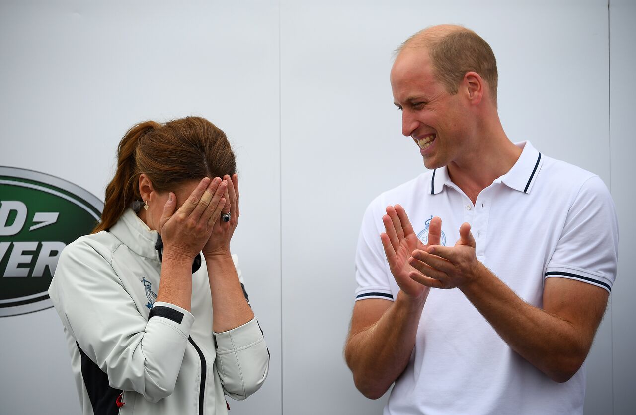 Kate Middleton buries her face in her hands as she is awarded a big wooden spoon at the King's Cup charity race. | Photo : Getty Images