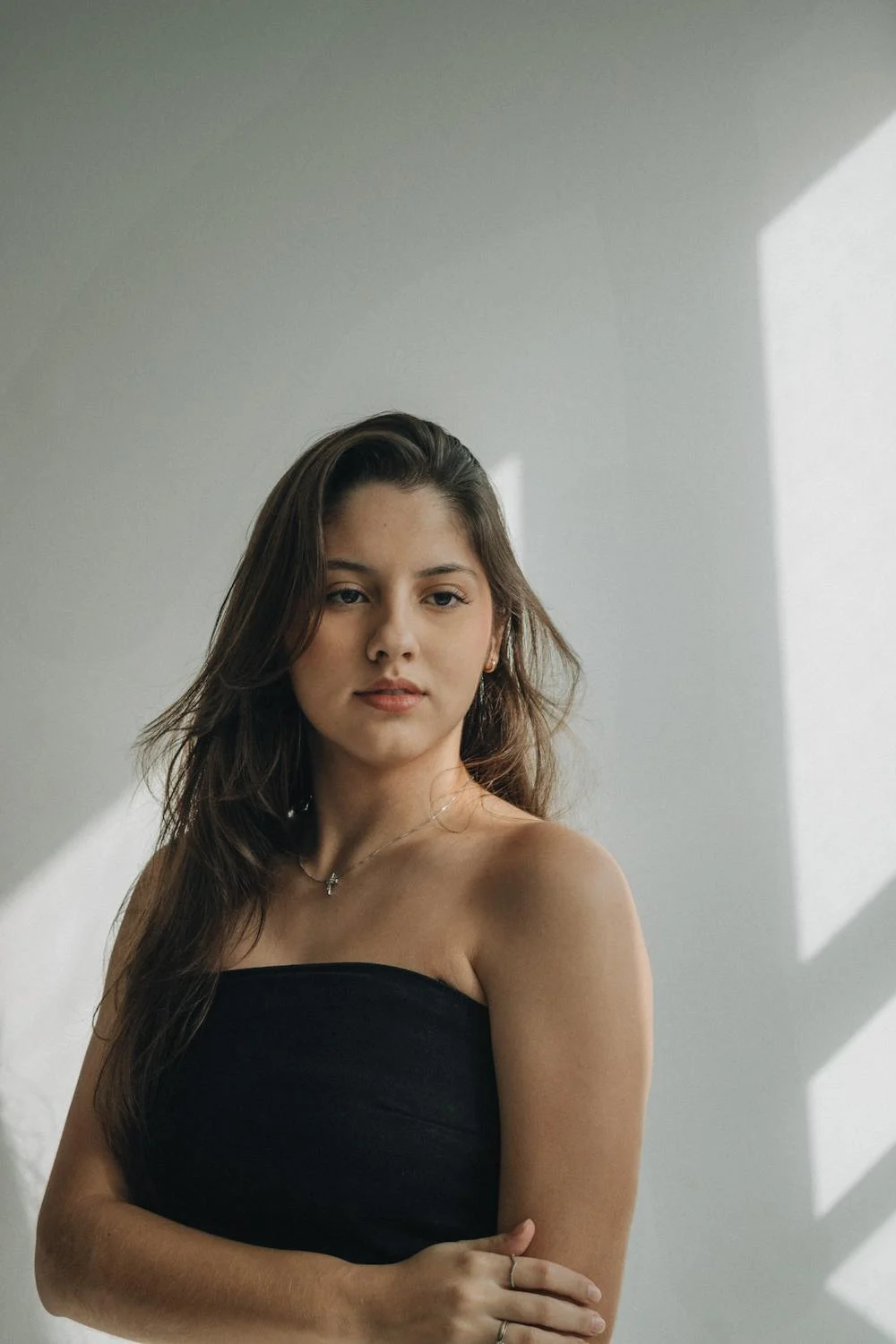 Une femme sérieuse qui regarde de son côté | Source : Pexels