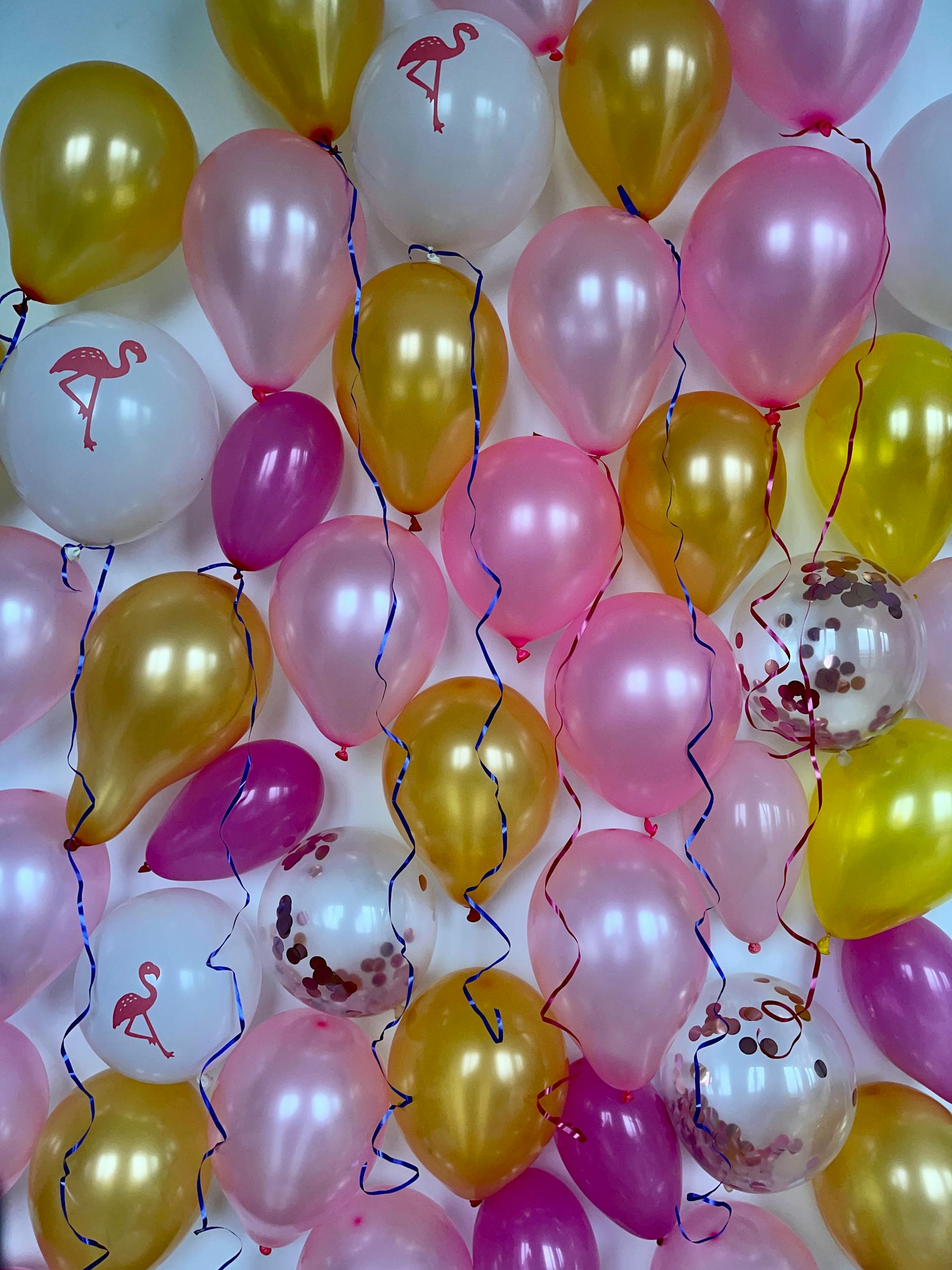 Des ballons sur un mur | Source : Pexels