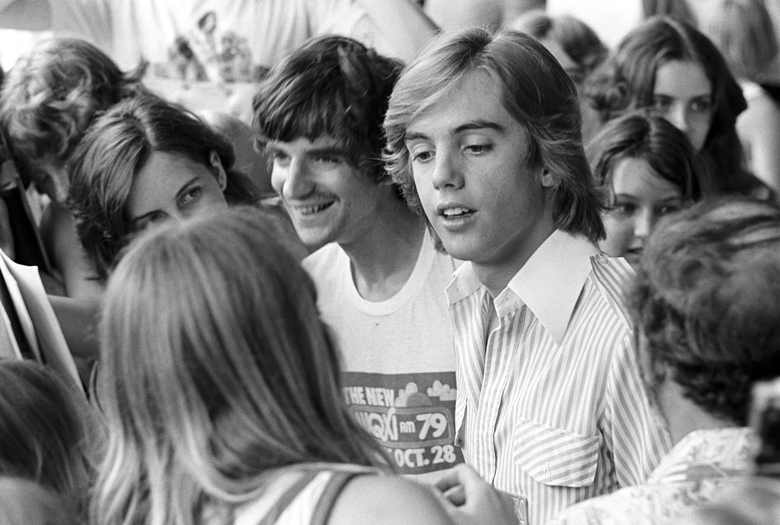 La chanteuse photographiée avec des fans devant le studio de radio WQXI, le 1er juin 1977, à Atlanta, en Géorgie. | Source : Getty Images