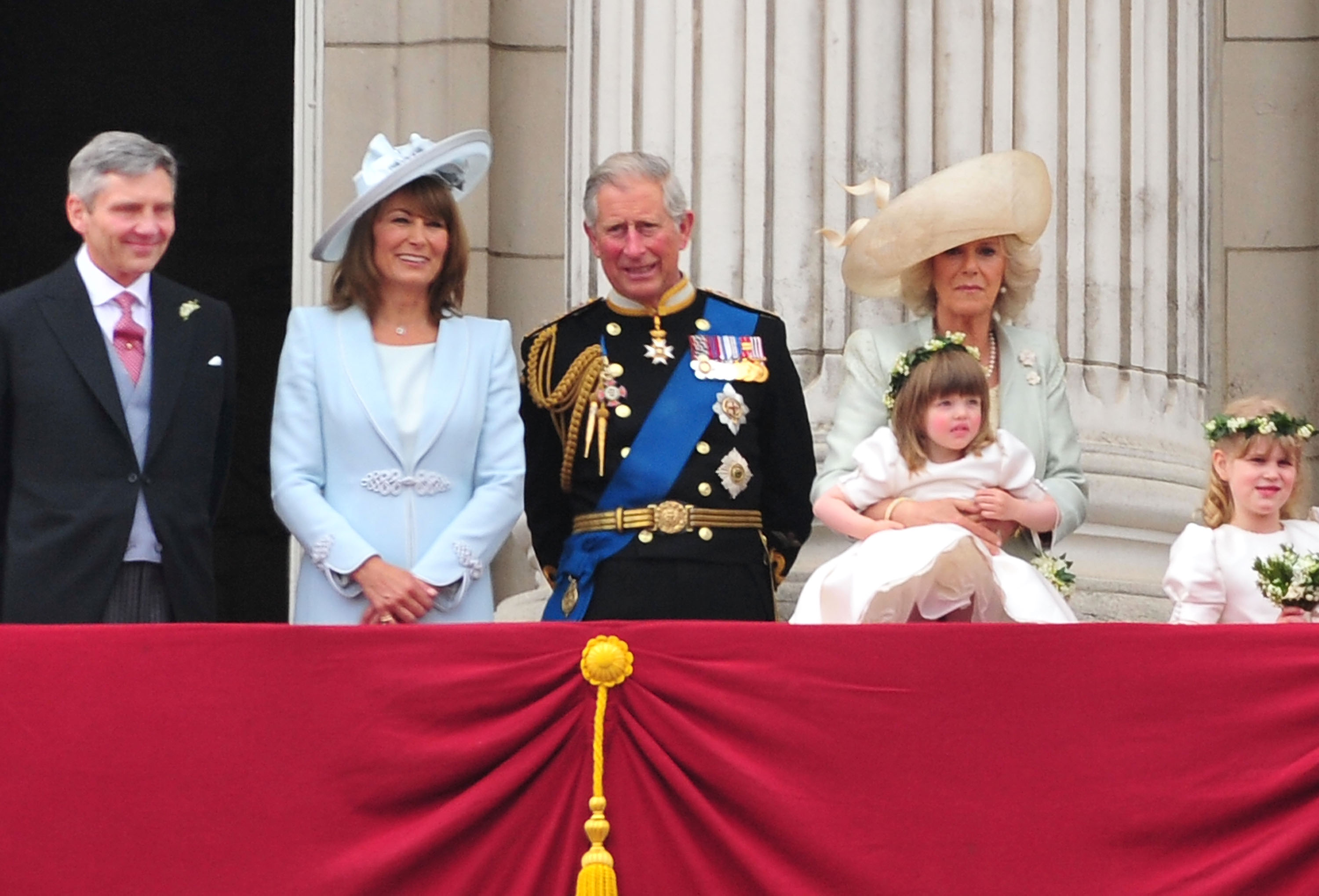 Michael Middleton, Carole Middleton, Eliza Lopes, le roi Charles, la reine Camilla et Lady Louise Windsor saluent la foule d'admirateurs au palais de Buckingham à Londres, en Angleterre, le 29 avril 2011. | Source : Getty Images