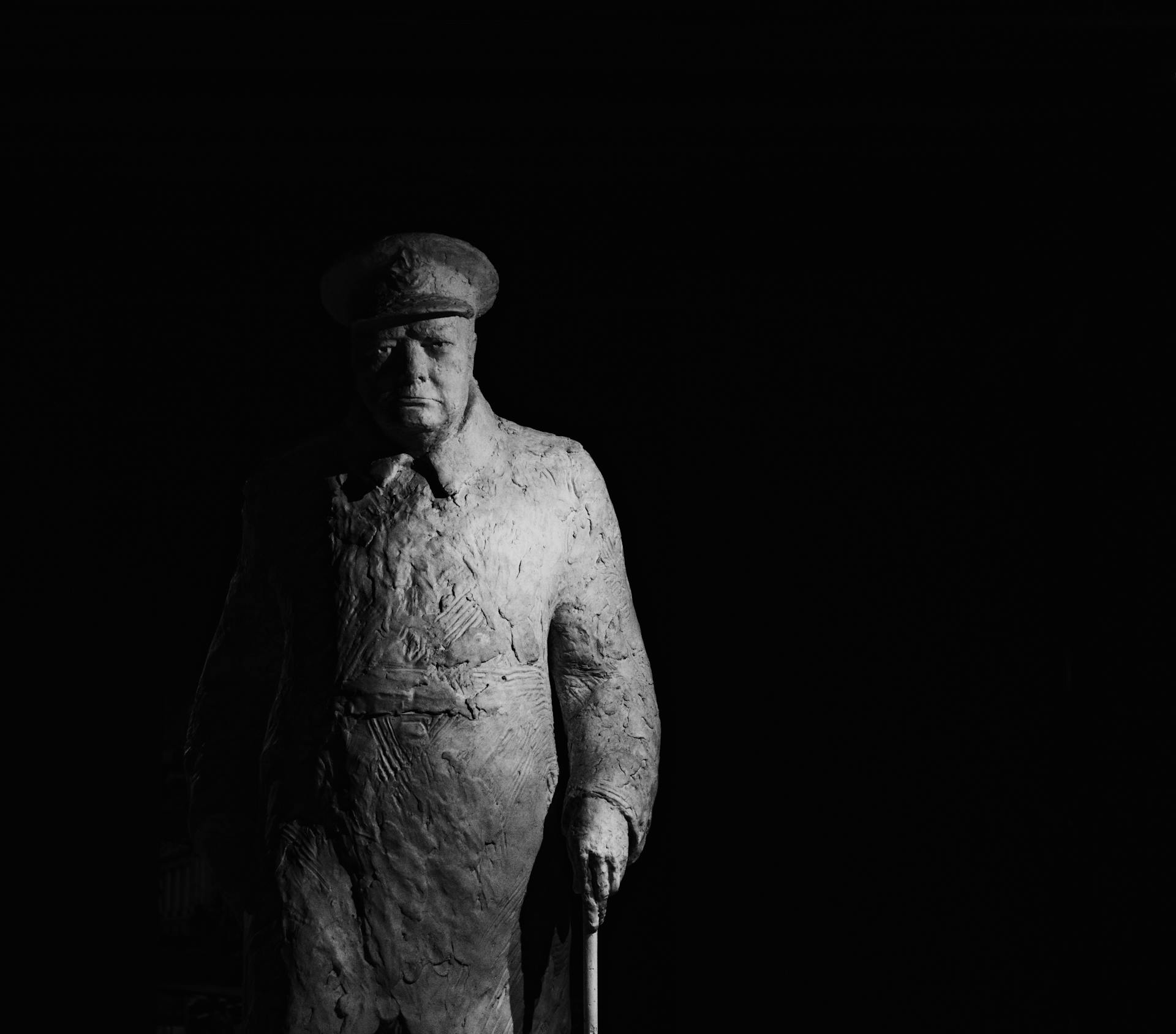 Une statue de Winston Churchill sur un fond sombre | Source : Pexels