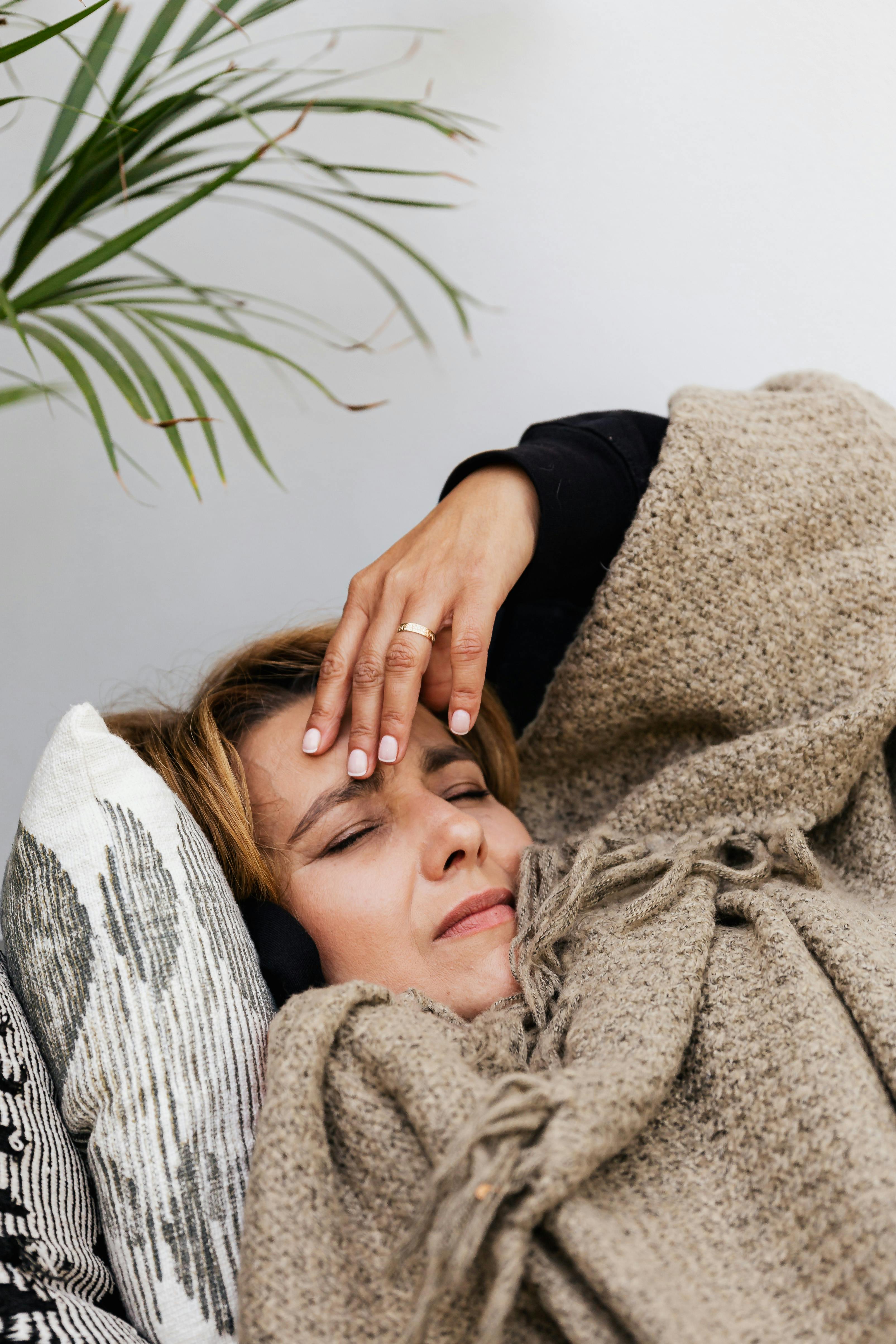 Une femme à l'air malade allongée dans son lit | Source : Pexels