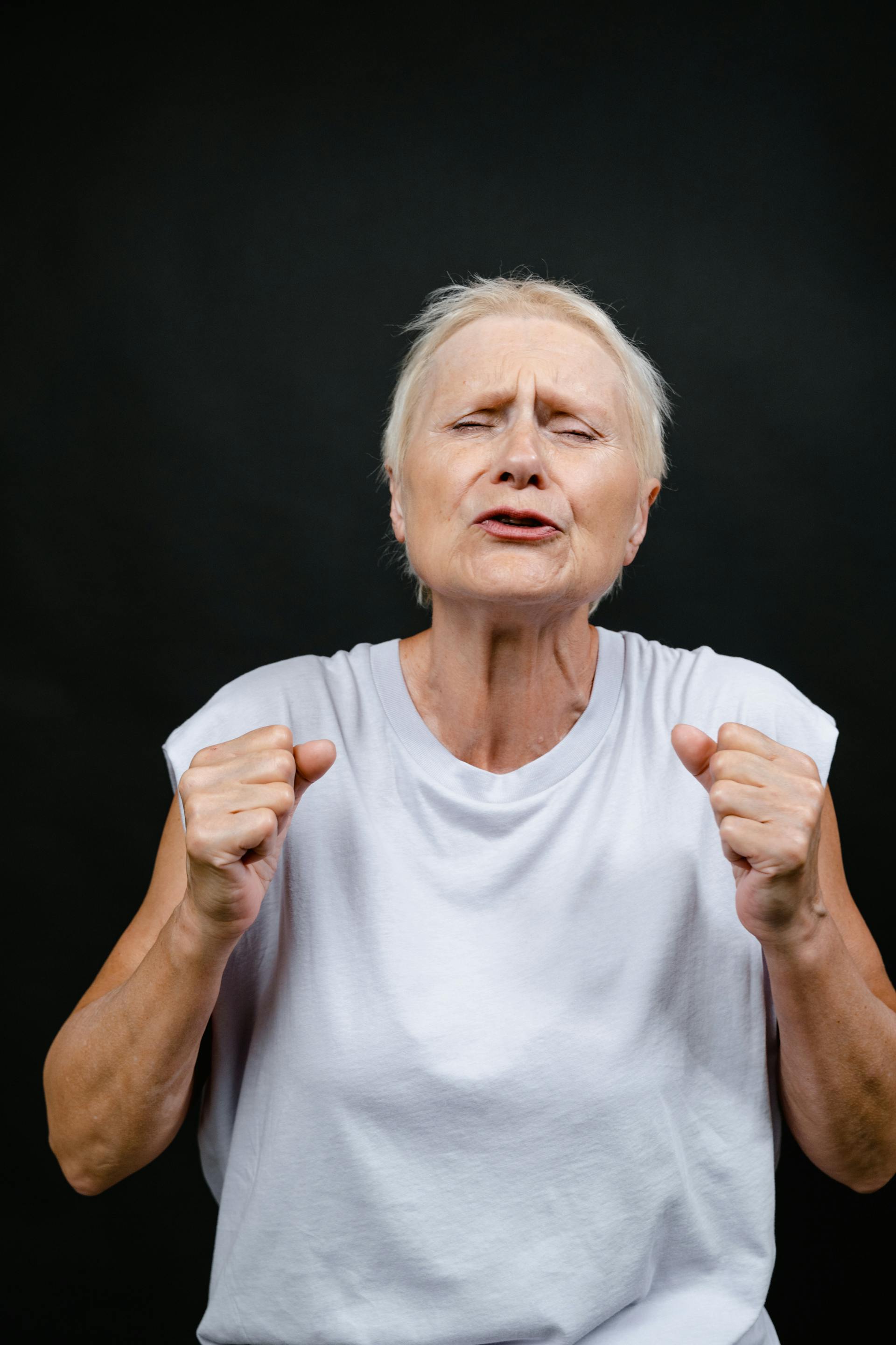 Une femme plaintive qui serre les poings | Source : Pexels