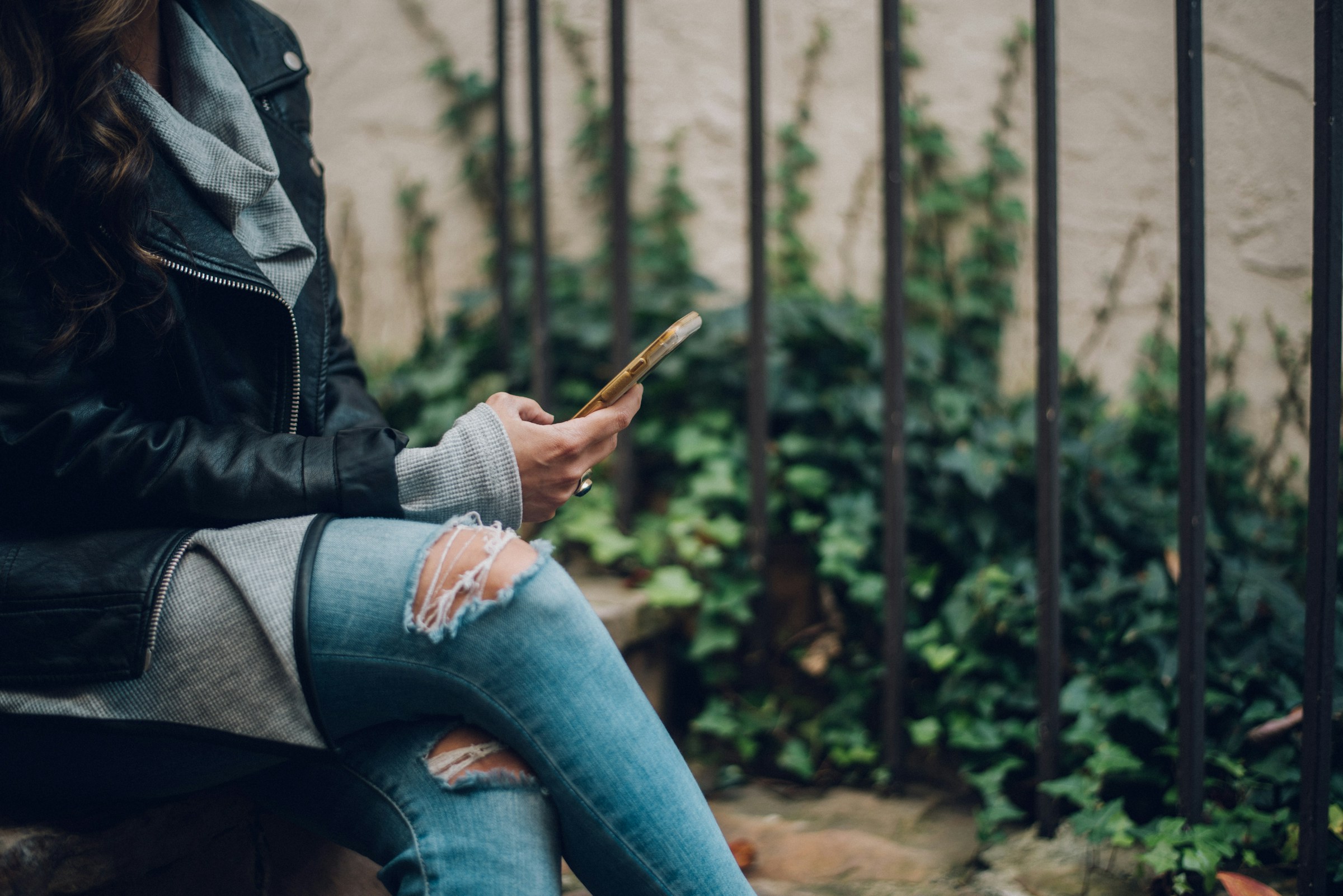 Une femme tenant son téléphone | Source : Unsplash