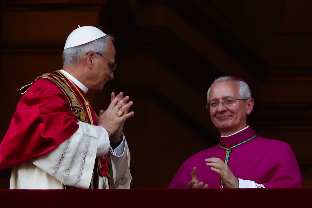 Le cardinal Robert Prevost, nouvellement élu en tant que pape Léon XIV, est vu sur le balcon de la basilique Saint-Pierre, sur la place Saint-Pierre au Vatican, le 8 mai 2025.