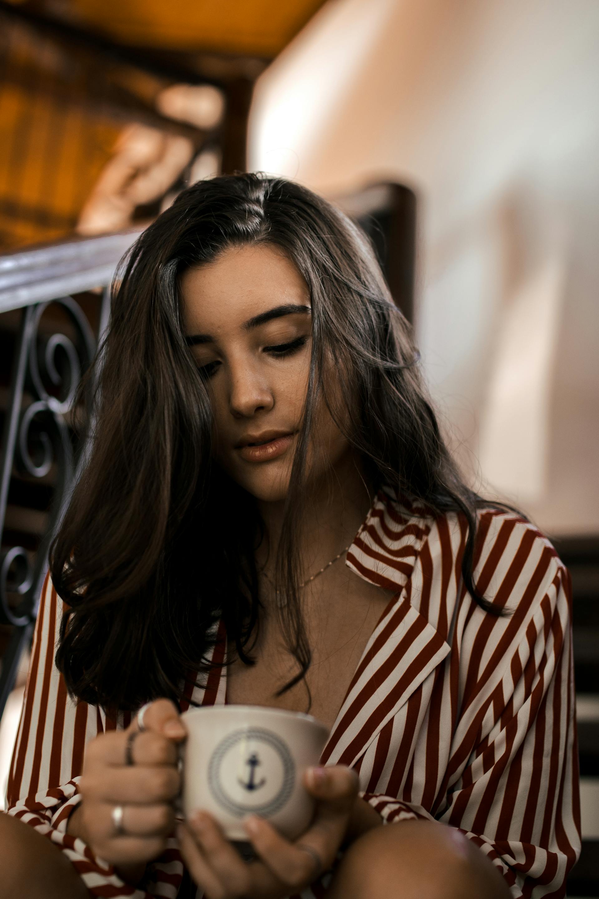 Une femme réfléchie qui boit du café | Source : Pexels