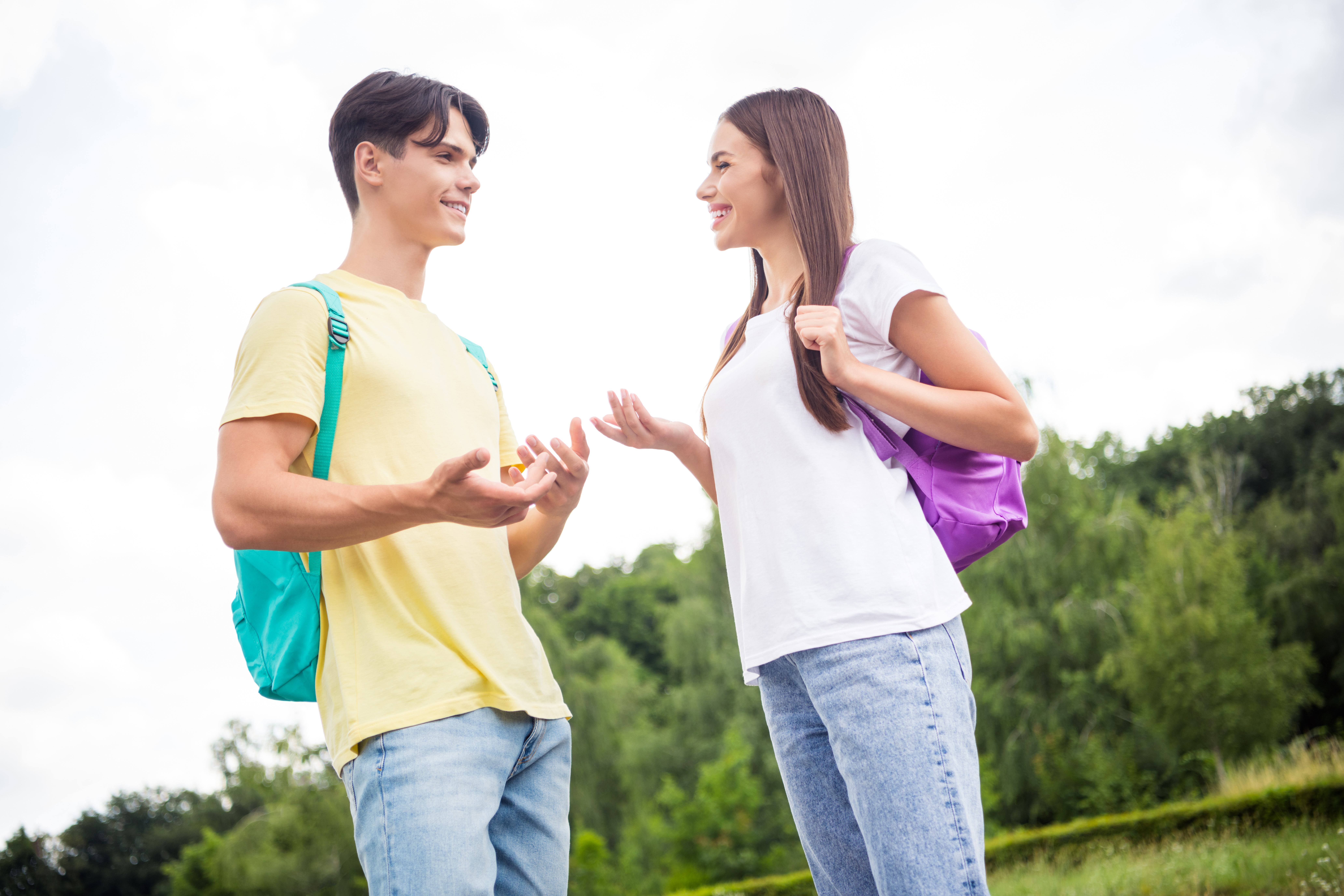 Un lycéen et une lycéenne en train de discuter | Source : Shutterstock