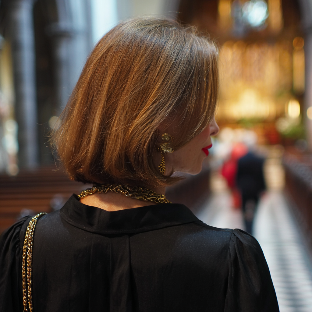 Une femme debout dans une église | Source : Midjourney
