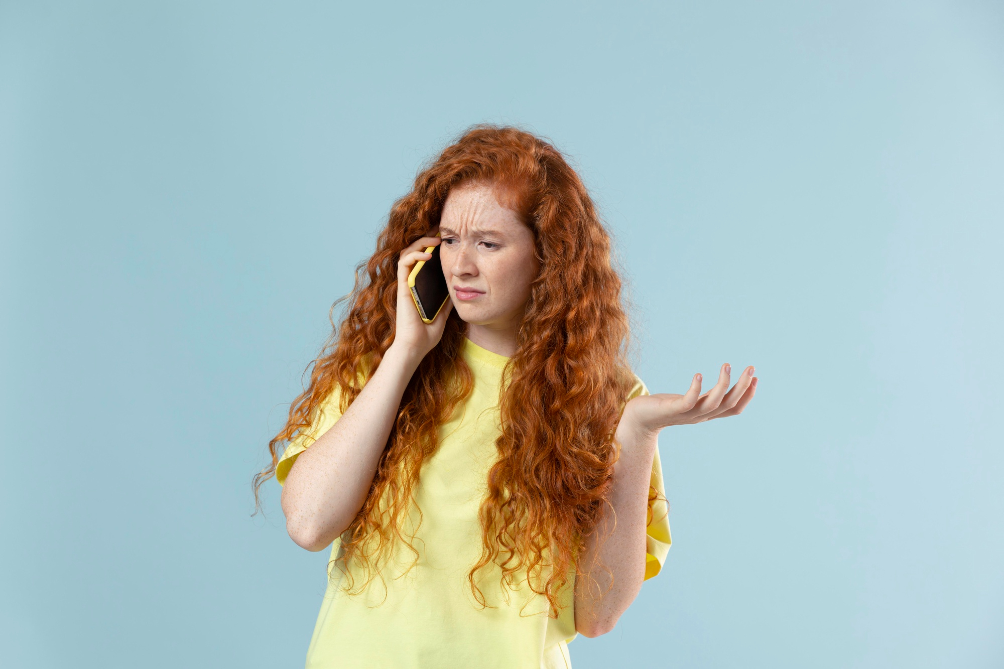 Une femme malheureuse qui parle au téléphone | Source : Freepik