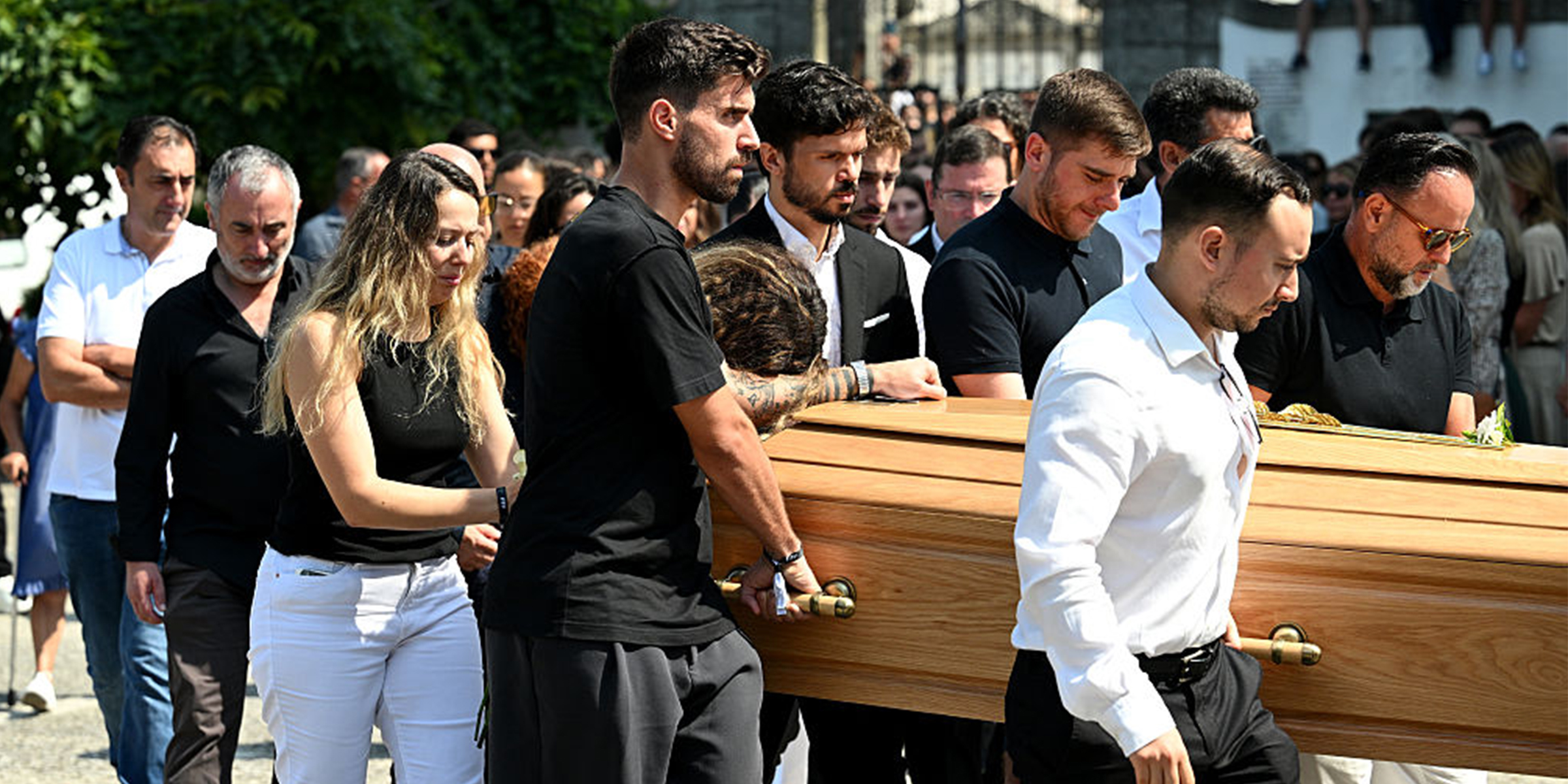 Un groupe de personnes en deuil lors des funérailles de Diogo Jota | Source : Getty Images