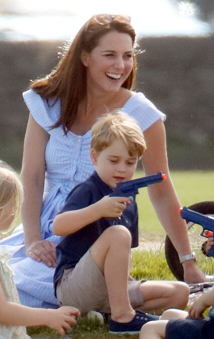 Kate Middleton observe le Prince George jouer avec son jouet. | Source: Getty Images