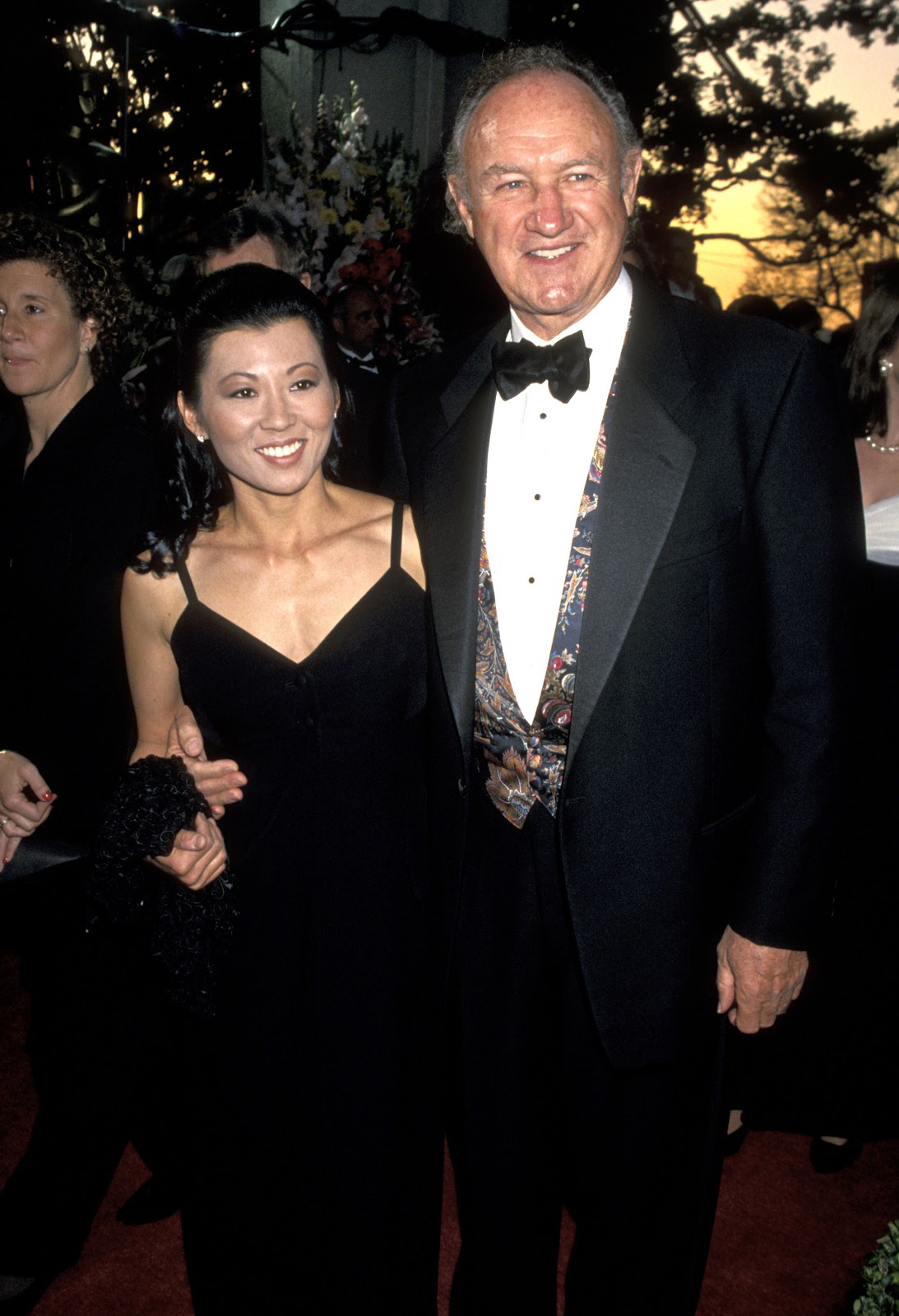 Betsy Arakawa et Gene Hackman lors de la 66e cérémonie annuelle des Oscars, le 21 mars 1994, à Los Angeles, Californie | Source : Getty Images