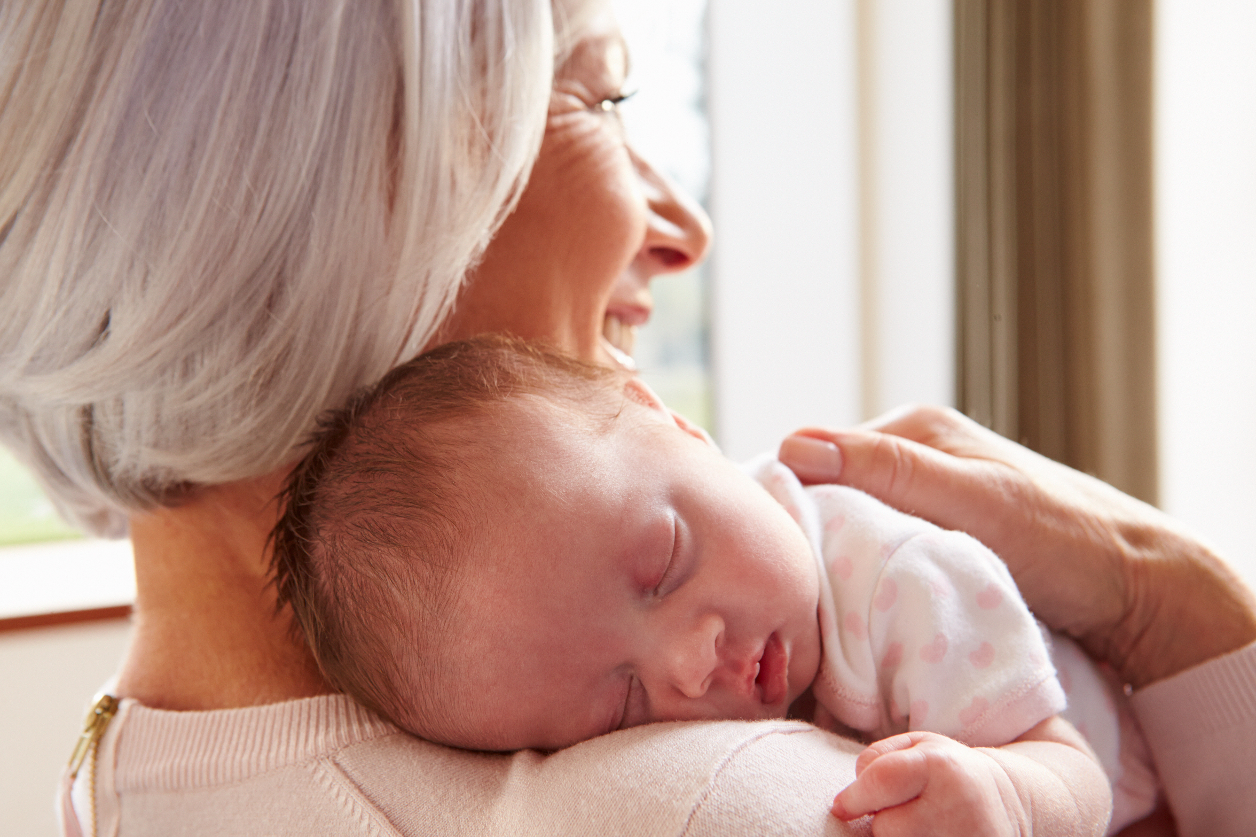 Une grand-mère tenant son petit-enfant nouveau-né | Source : Shutterstock