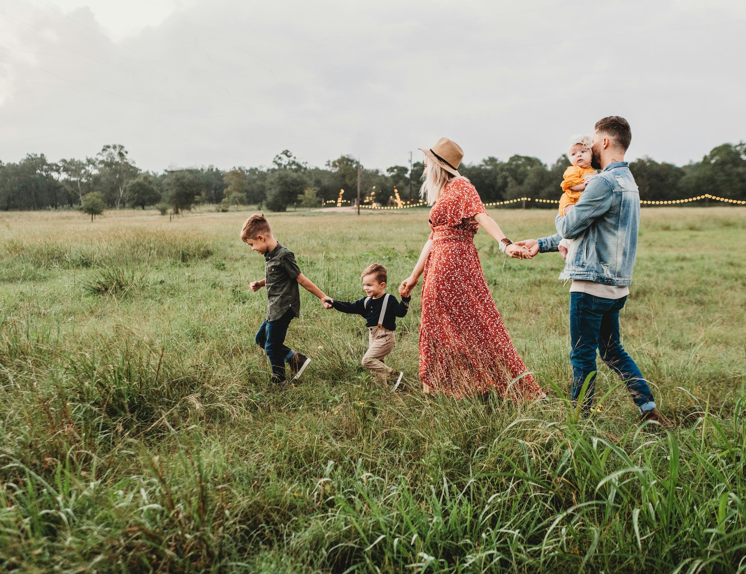 Une famille se promenant dans les champs | Source : Unsplash