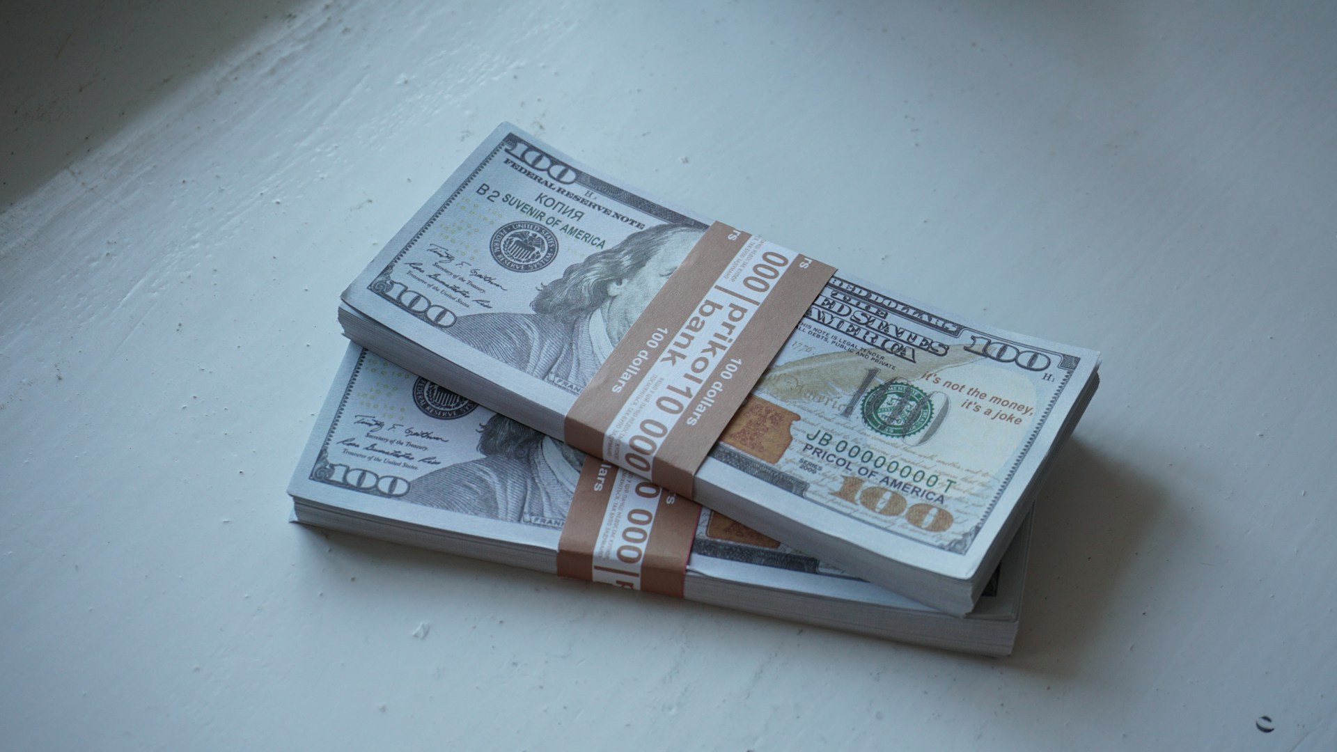 Des liasses de billets sur une table | Source : Unsplash