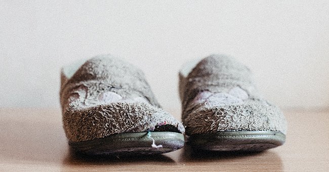 Esme ne jetait jamais rien, même ses chaussures en lambeaux. | Photo : Shutterstock