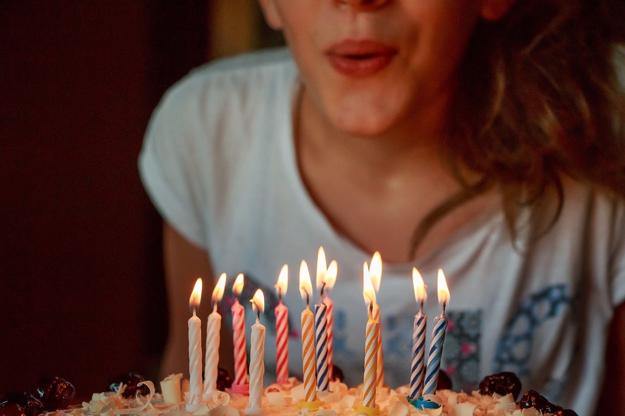 Fille soufflant des bougies d'anniversaire | Source : Pixabay