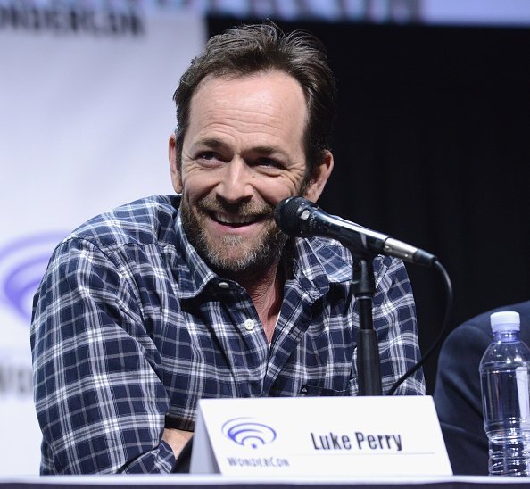 Luke Perry sur le panel ''Riverdale'' lors de la première journée du WonderCon qui s'est tenue au Anaheim Convention Center à Anaheim, Californie | Photo : Getty Images