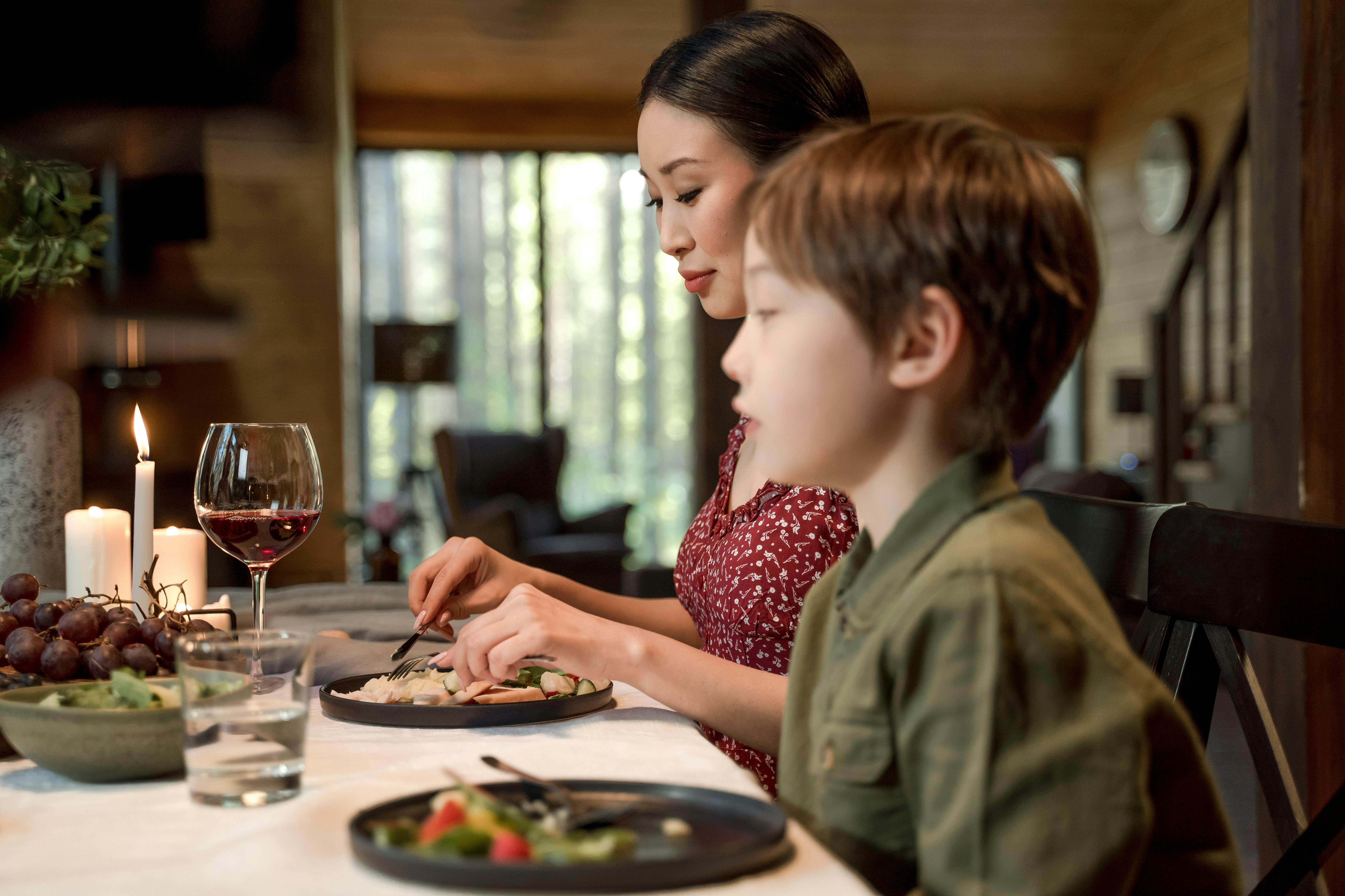 Mère et fils en train de dîner | Source : Pexels