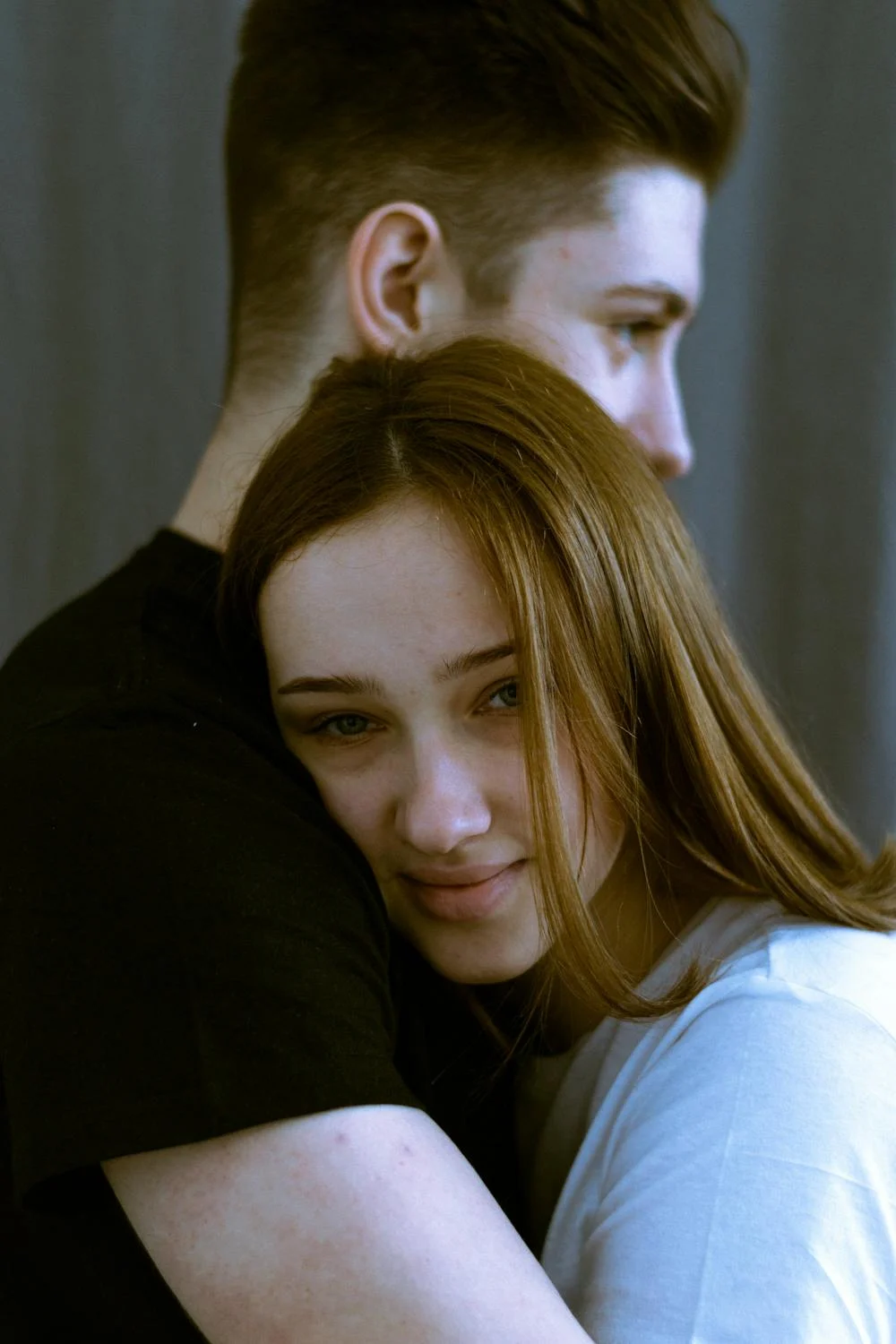 Un homme qui serre sa petite amie dans ses bras | Source : Pexels