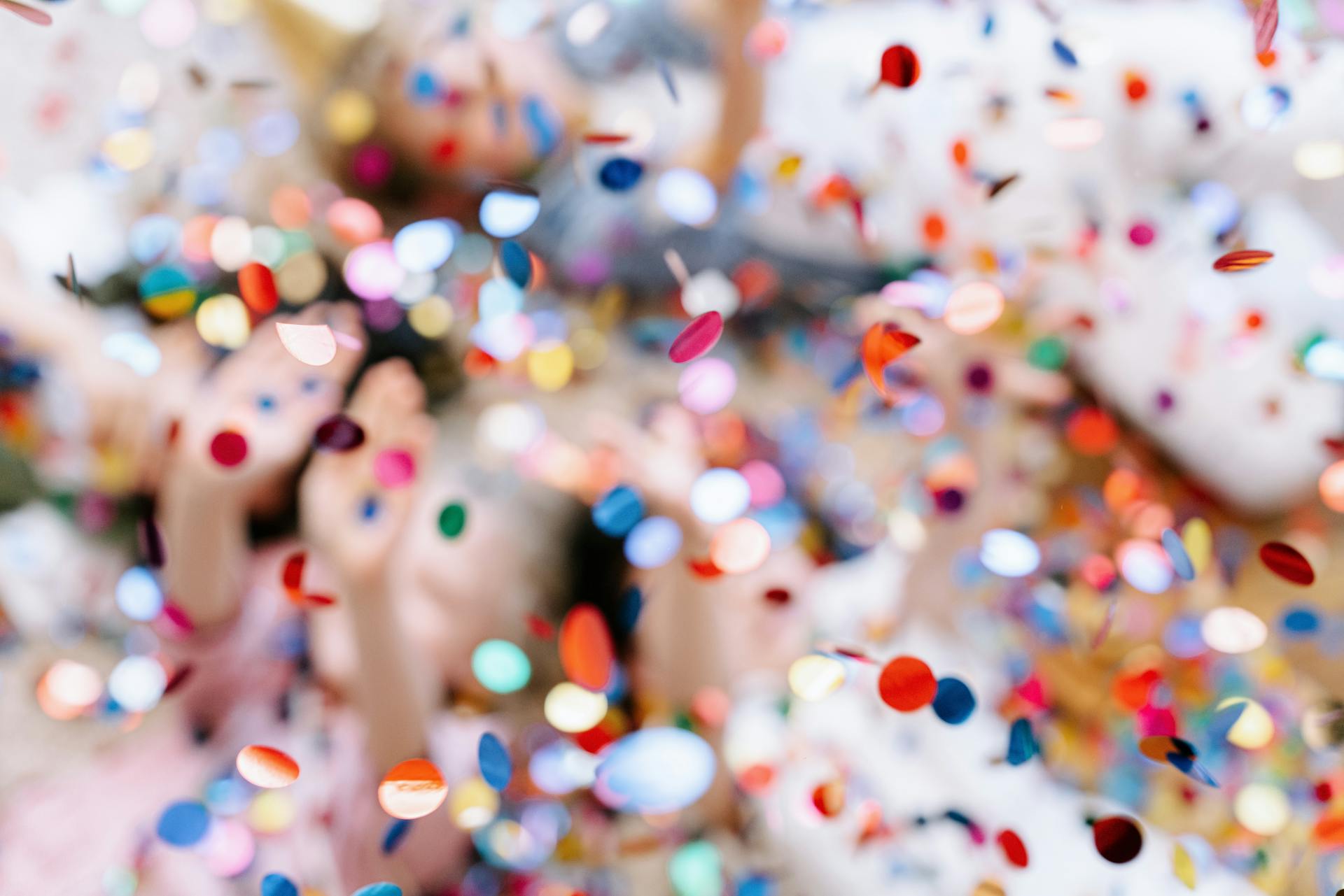 Confettis volant dans les airs | Source : Pexels
