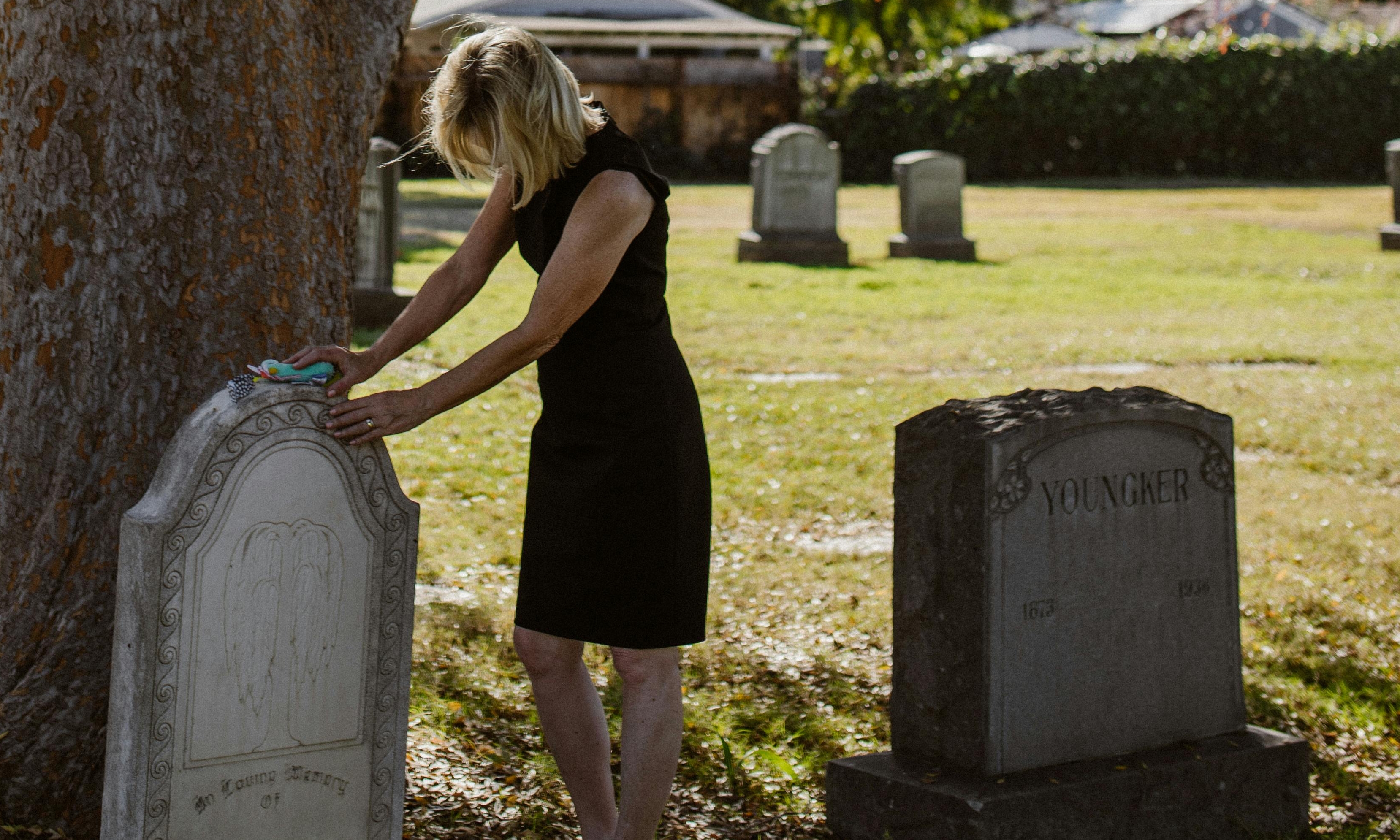 Une femme se rendant sur une tombe | Source : Pexels