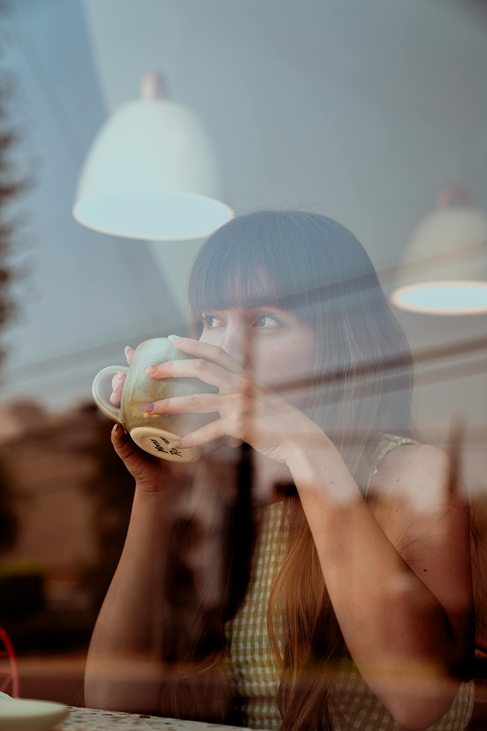 Une femme qui boit un café | Source : Pexels