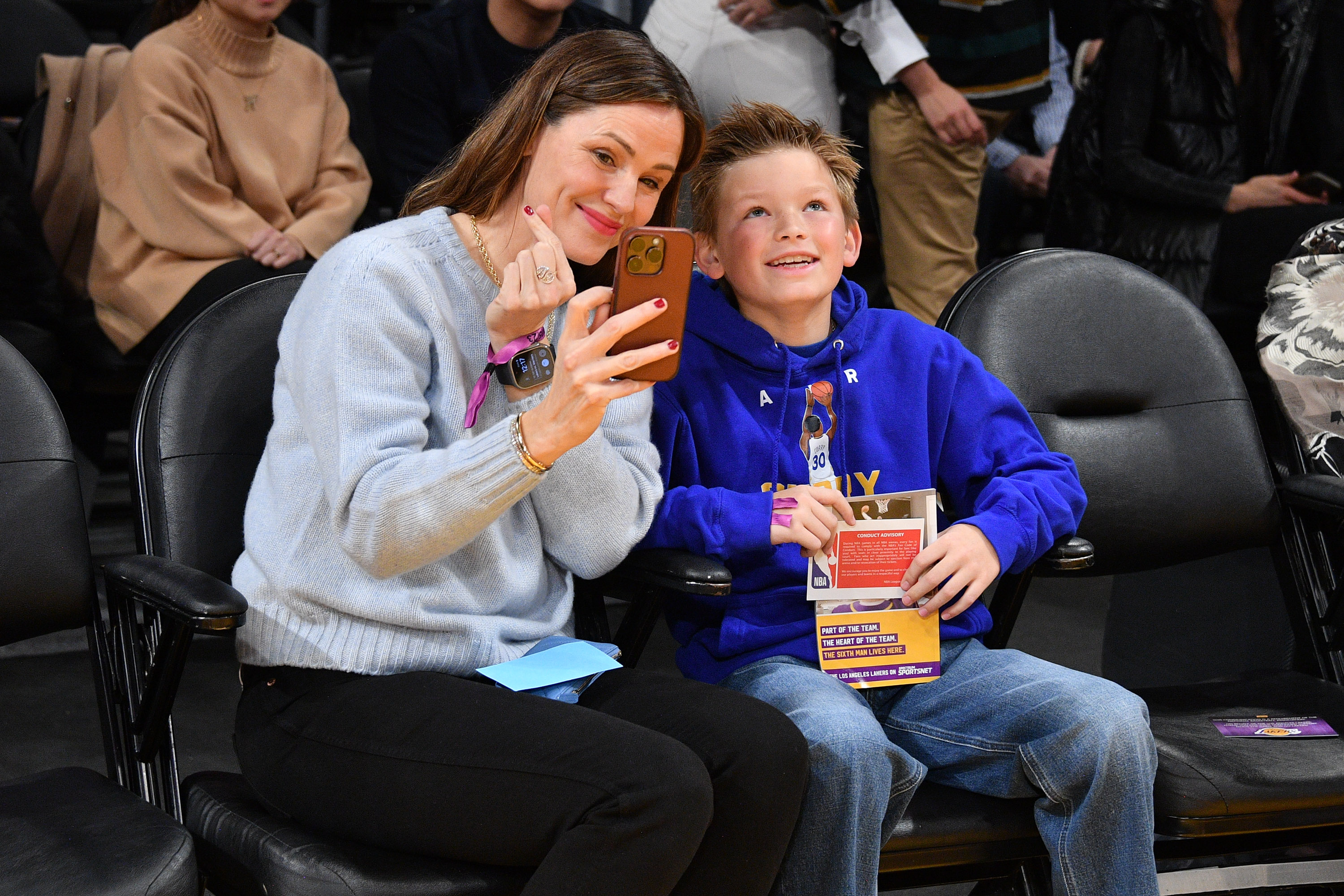 Jennifer Garner et Samuel Garner Affleck assistent à un match de basket entre les Los Angeles Lakers et les Golden State Warriors à la Crypto.com Arena, le 5 mars 2023, à Los Angeles, en Californie. | Source : Getty Images