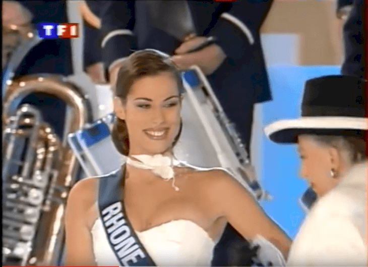 Ariana Quatrefages lors du concours Miss France 2000. l Source : YouTube/Miss & Cie