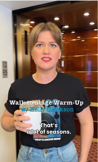 Kelly Clarkson inaugurant une nouvelle coiffure, extrait d'une vidéo postée le 23 septembre 2024 | Source : Instagram/kellyclarksonshow