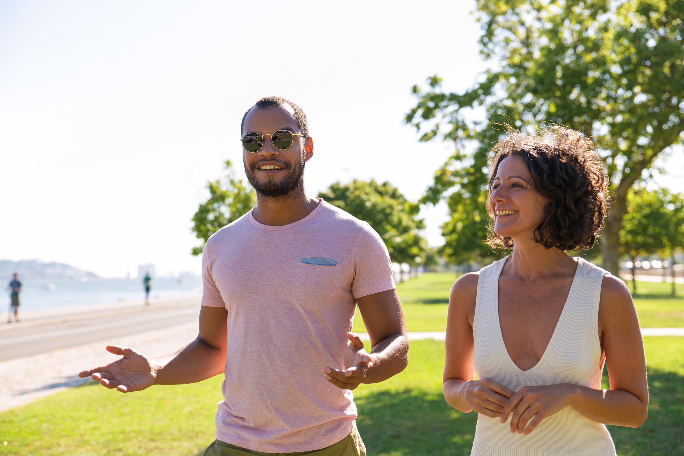Un homme et une femme marchant dans le parc | Source : Shutterstock