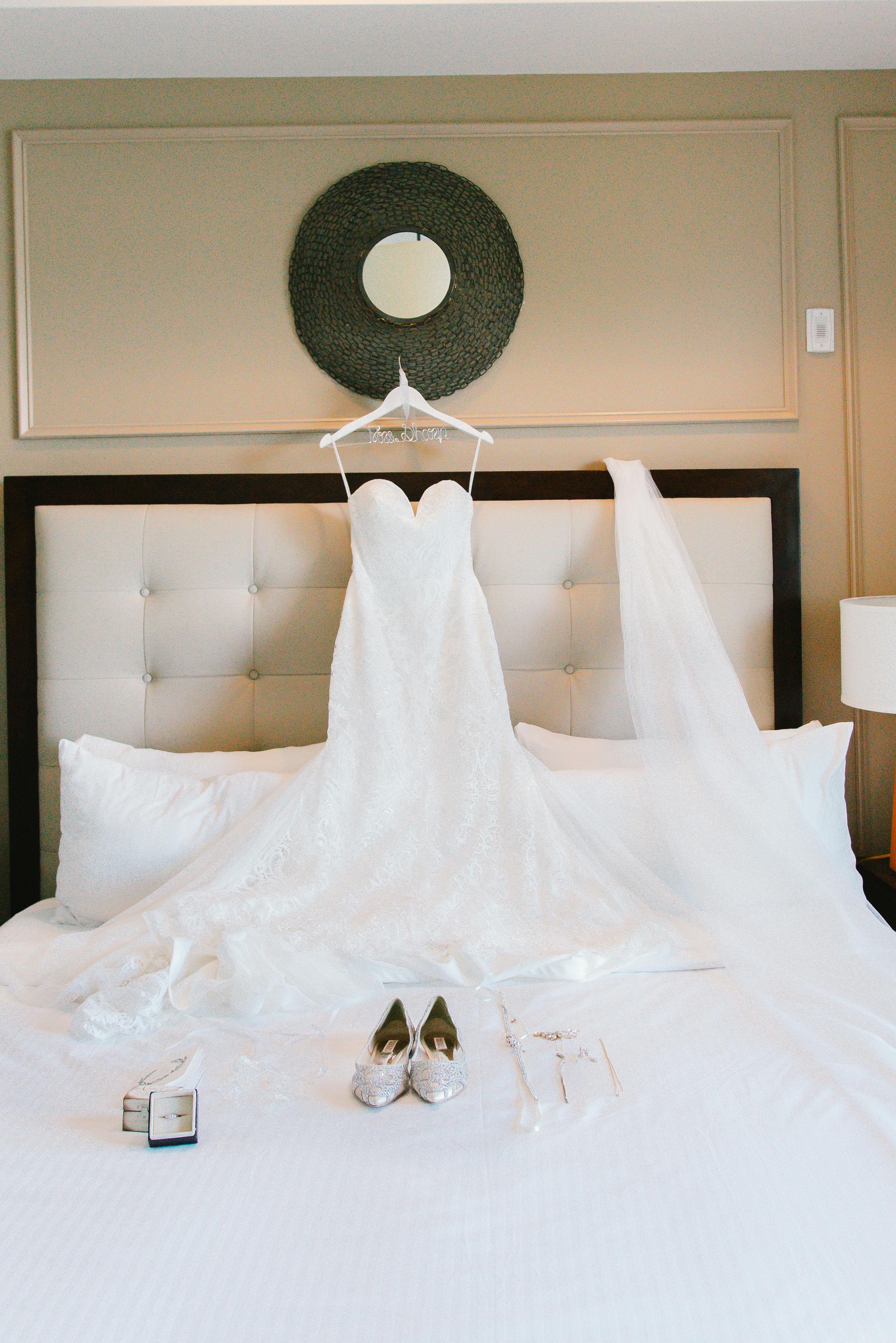 Une robe de mariée et des accessoires | Source : Pexels