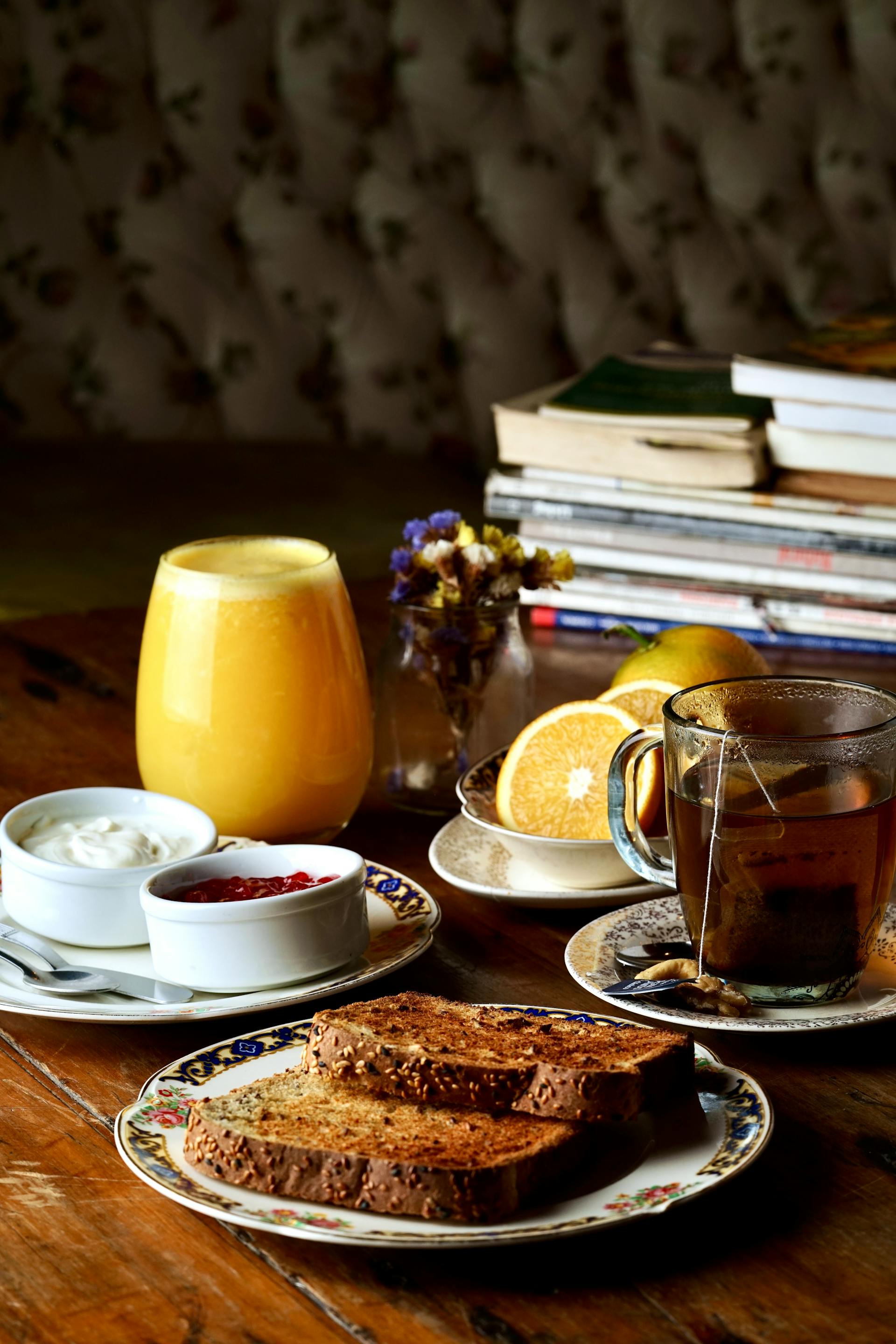 Un décor de petit déjeuner sur une table en bois | Source : Pexels